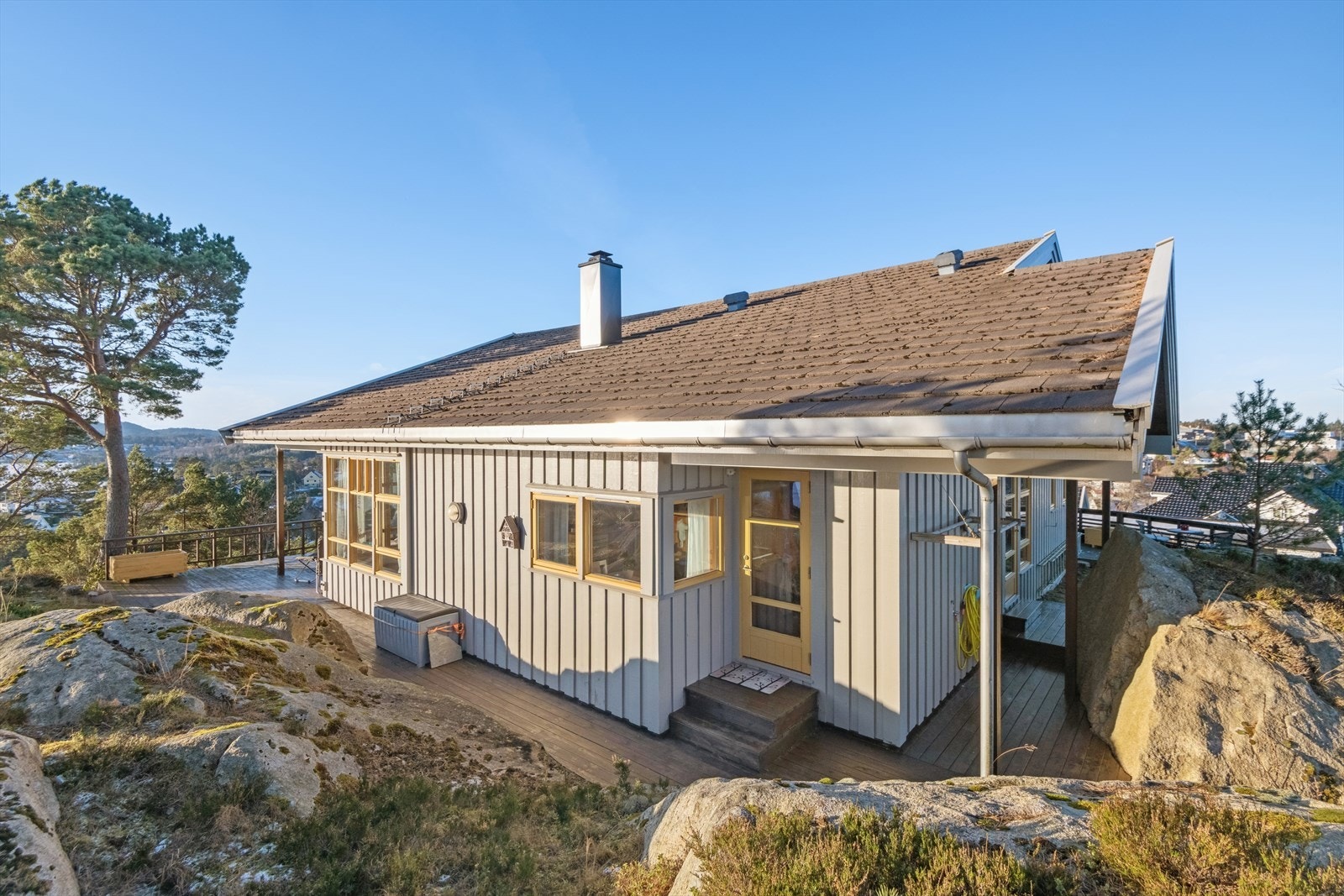 Tomten er stor, åpen og lys. Skrånende terreng. Galleribilde