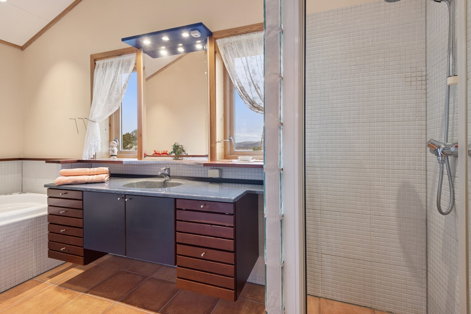 Rommet har nedfelt servant, veggmontert toalett, badekar og dusjvegger/hjørne. Balansert ventilasjon. TG3 i rapporten. Galleribilde