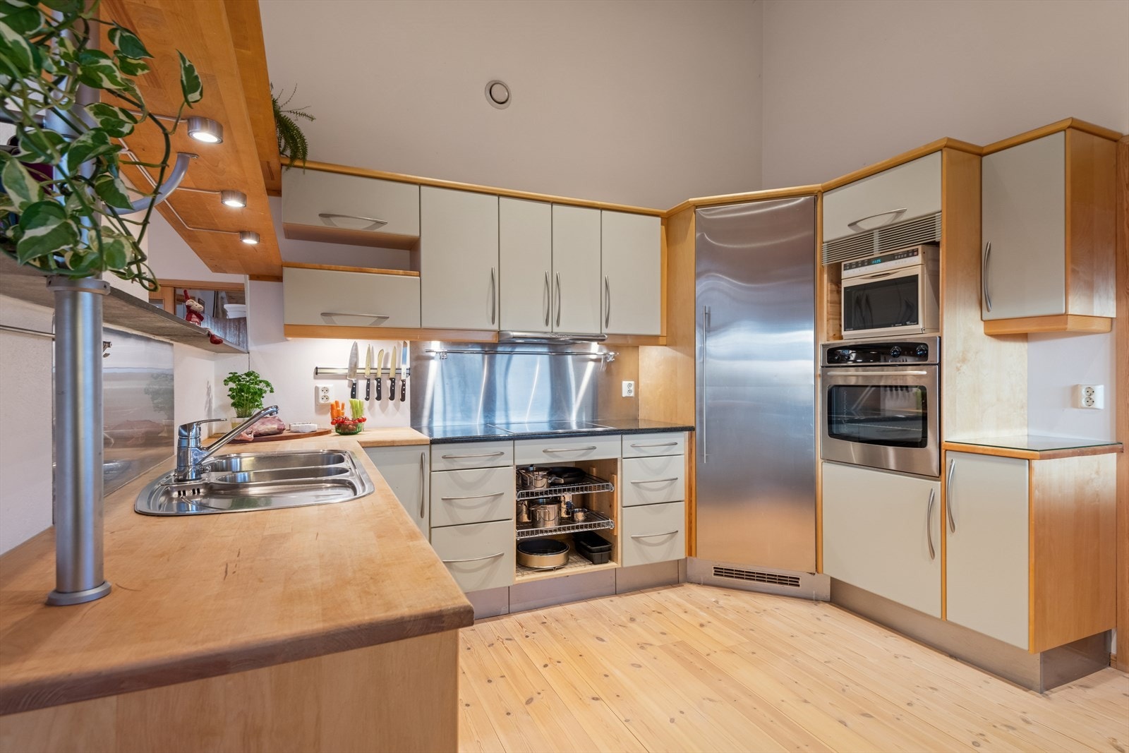 Solid, tidløst Sigdal kjøkken. Kjøkkenventilator med avtrekk ut. Galleribilde