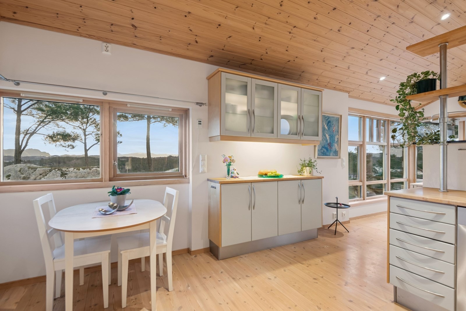 Fin spiseplass ved vinduet. Galleribilde