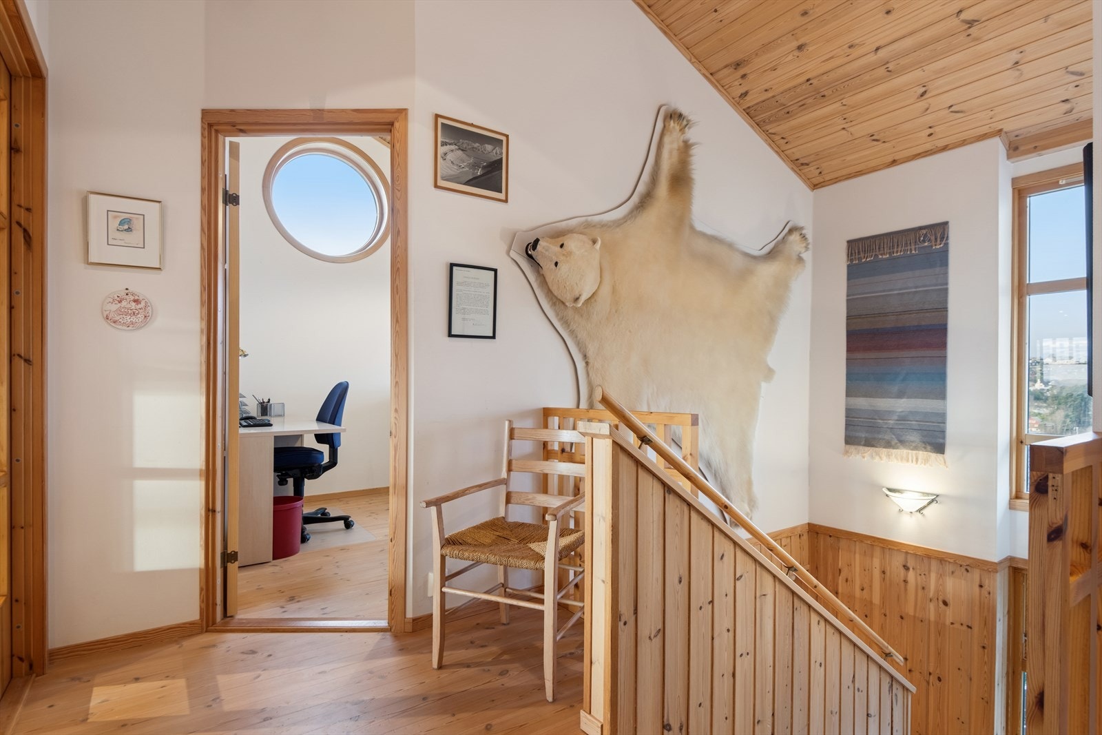 Trapp ned til en innholdsrik underetasje. Galleribilde