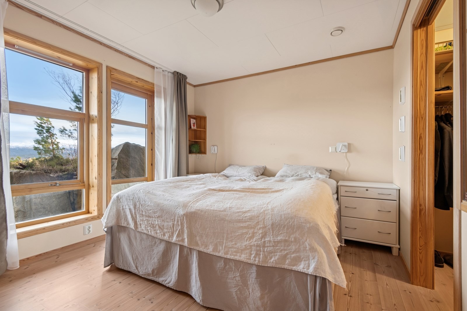 Hovedsoverom med plass til dobbeltseng og nattbord. Galleribilde