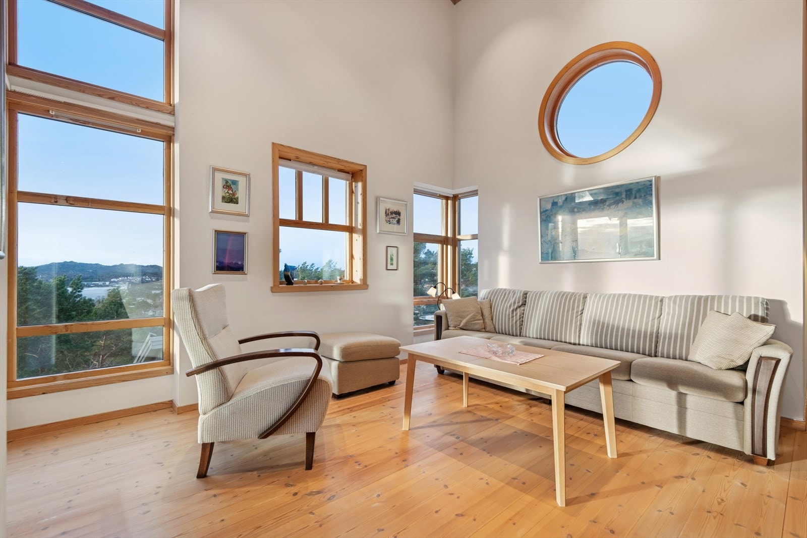 Store vindusflater som gir mye lysinnslipp. Galleribilde