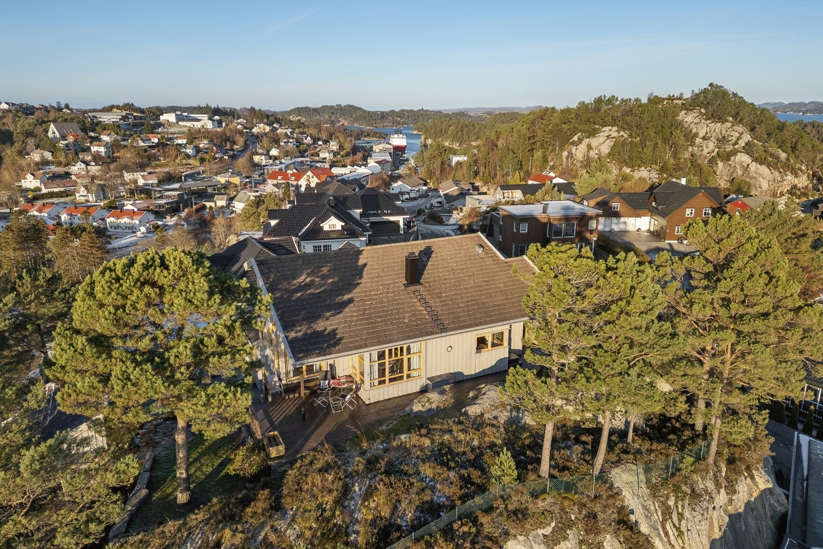 Rubbestadneset er kjent for sitt gode nærmiljø, med trygge omgivelser, et aktivt lokalsamfunn og flotte naturområder bare minutter unna. Dette gjør området attraktivt for både familier og alle som ønsker å bo i et miljø med nærhet til naturen. Galleribilde