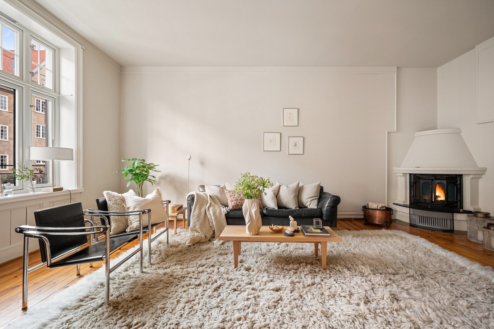 Stor og lys stue med peis. Galleribilde