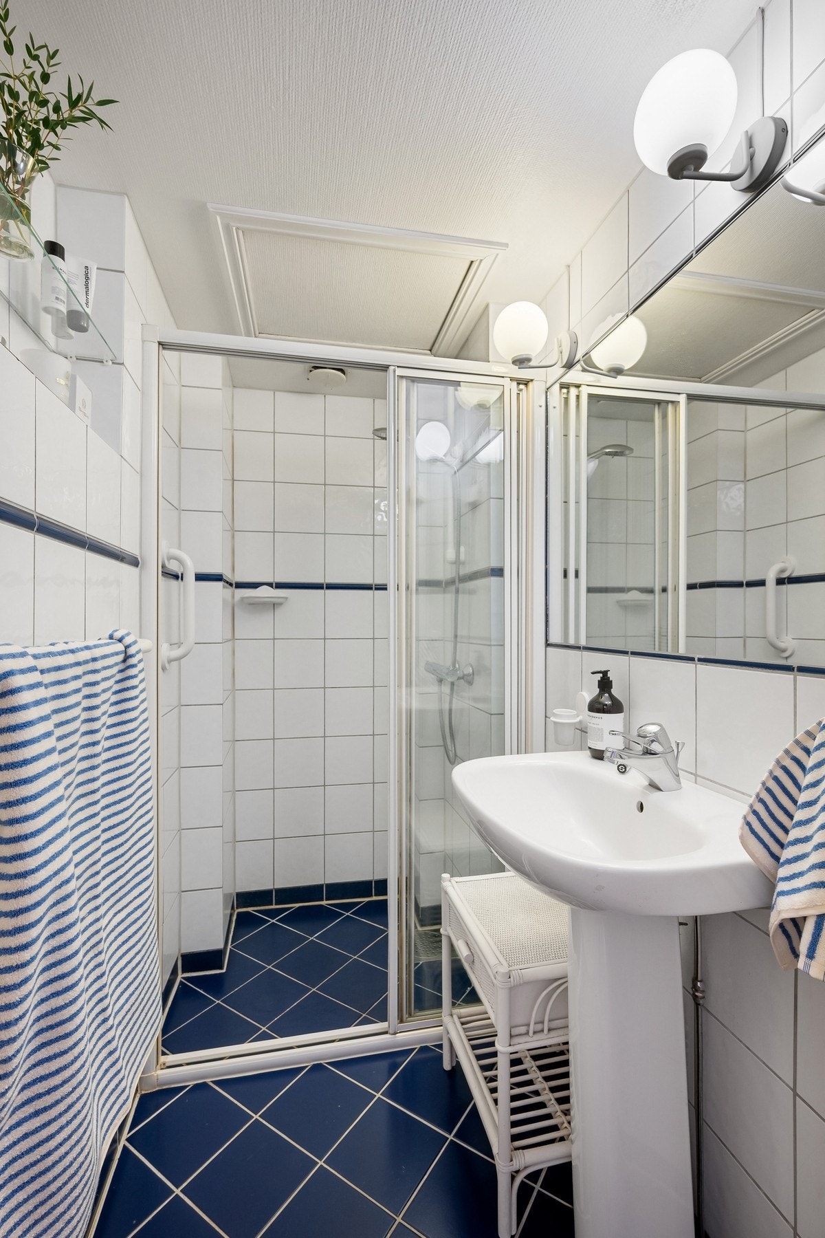 Flislagt baderom med varmekabler og adkomst fra hovedsoverom. Galleribilde