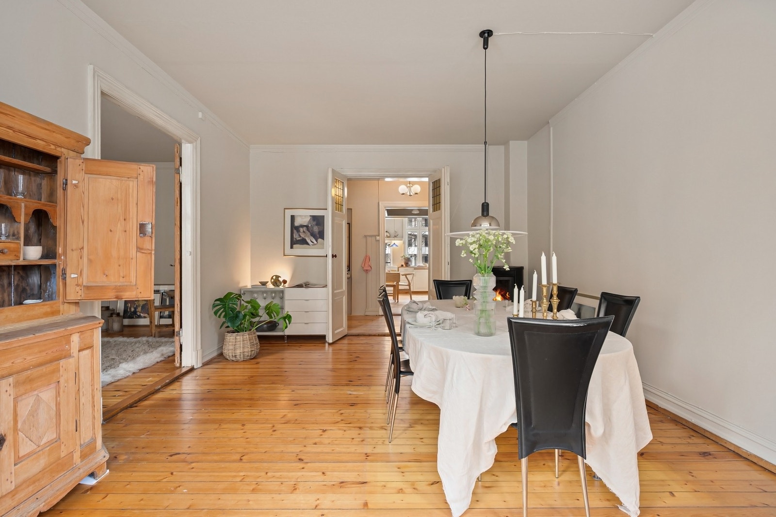 Flott og romslig spisestue med vedovn. Galleribilde