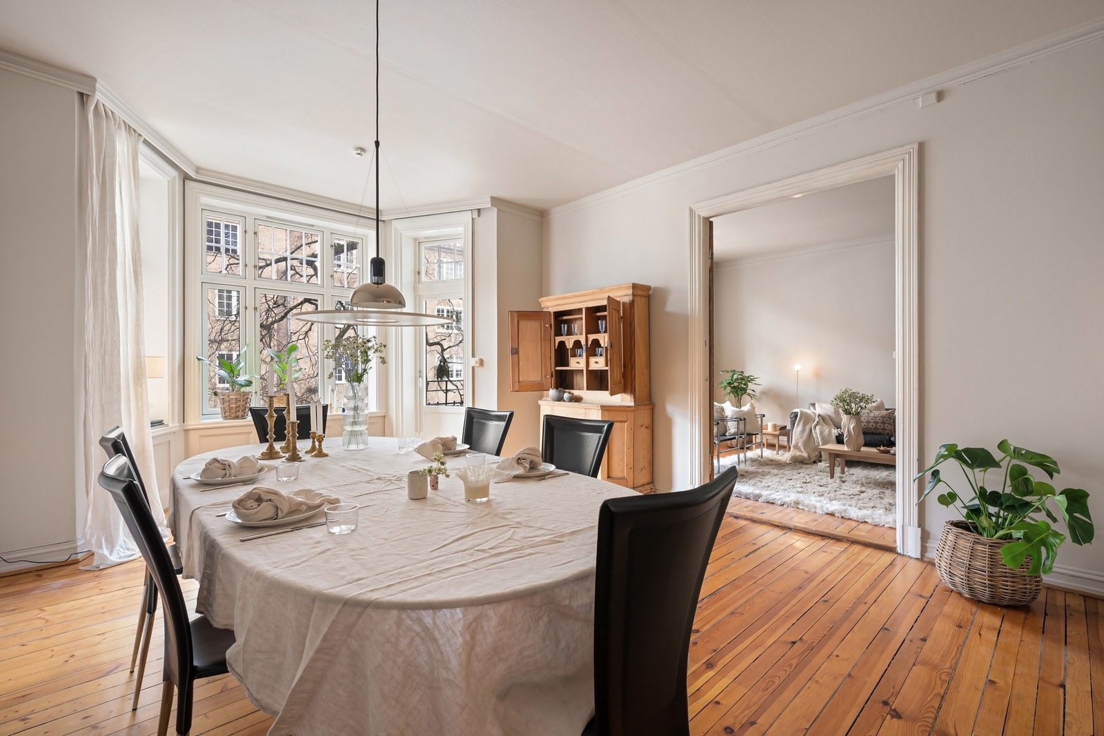 Arealeffektiv planløsning, store rom og vindusflater som slipper inn rikelig med naturlig lys Galleribilde