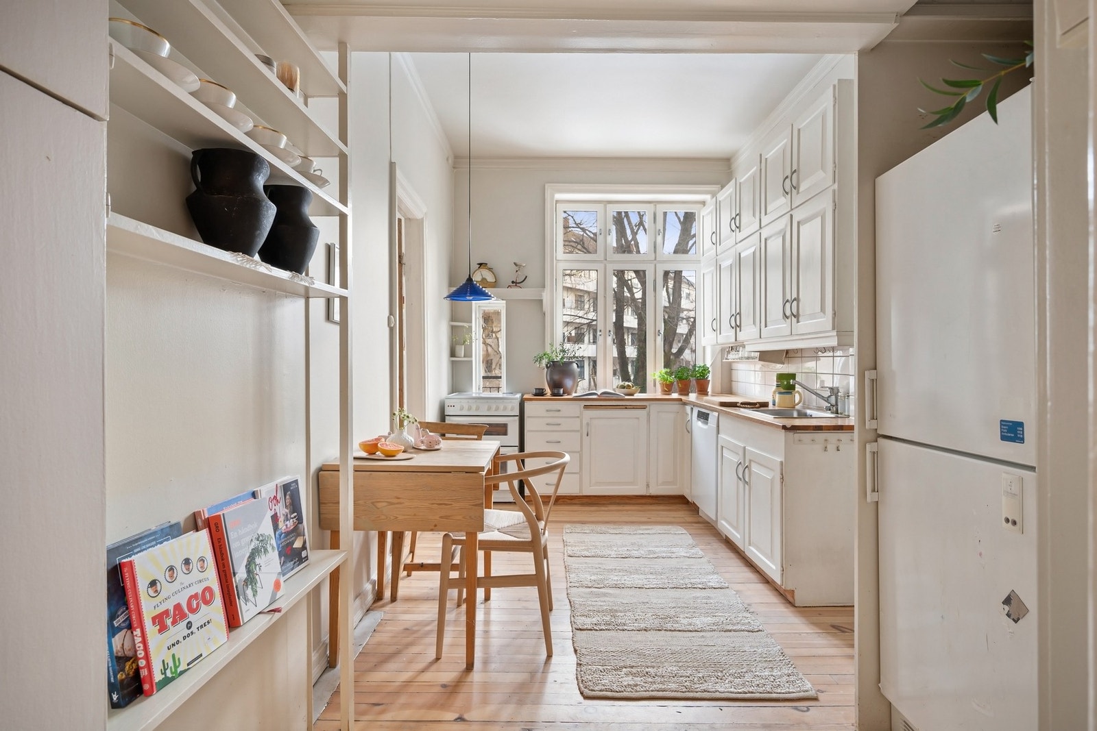 Romslig kjøkken mot bakgård med hyggelig spiseplass og utgang baktrapp som tar deg til bakhagen. Galleribilde