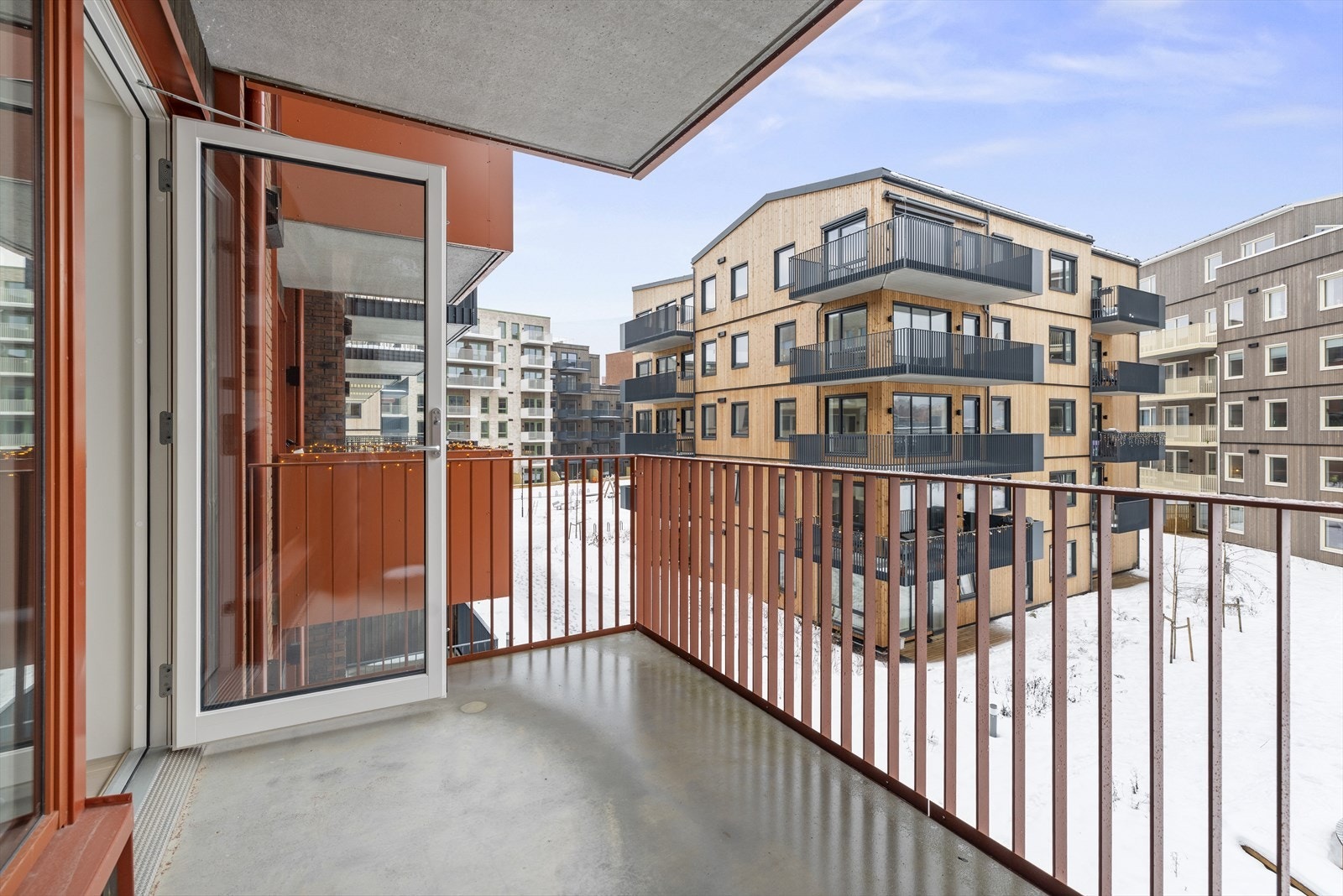 Balkongen er utstyrt med belysning og stikkontakt på utvendig vegg Galleribilde