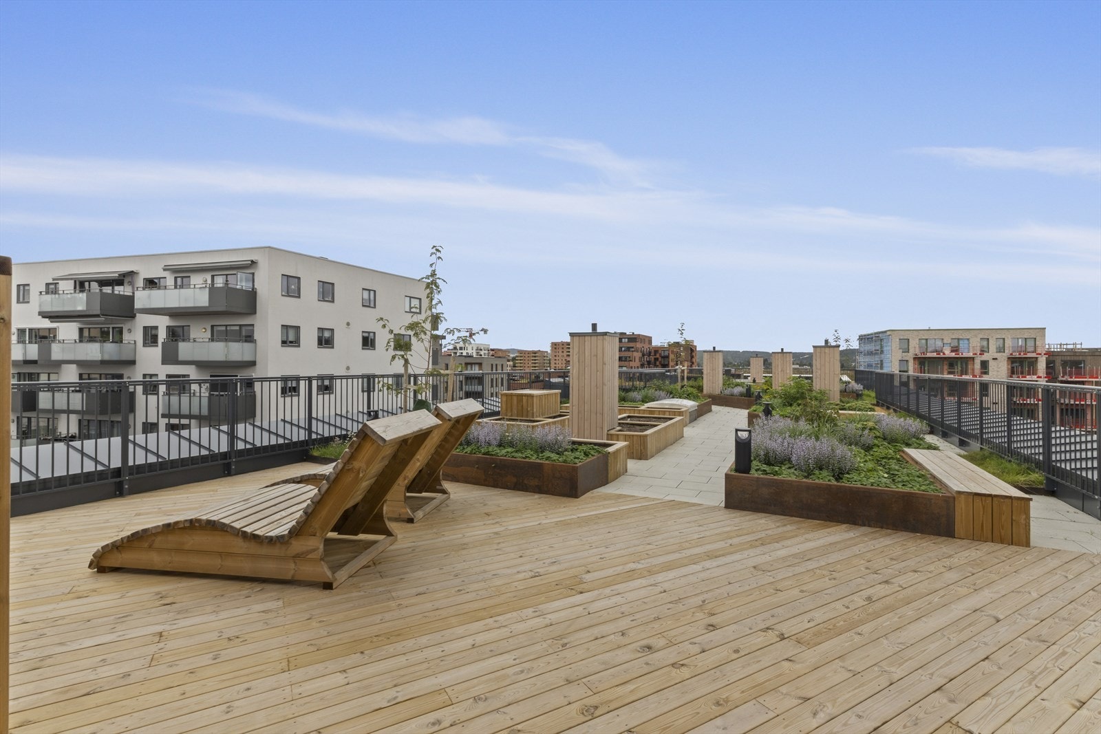 Sameiets fellesareal er pent opparbeidet med takterrasse, grønne områder og interne stikkveier Galleribilde