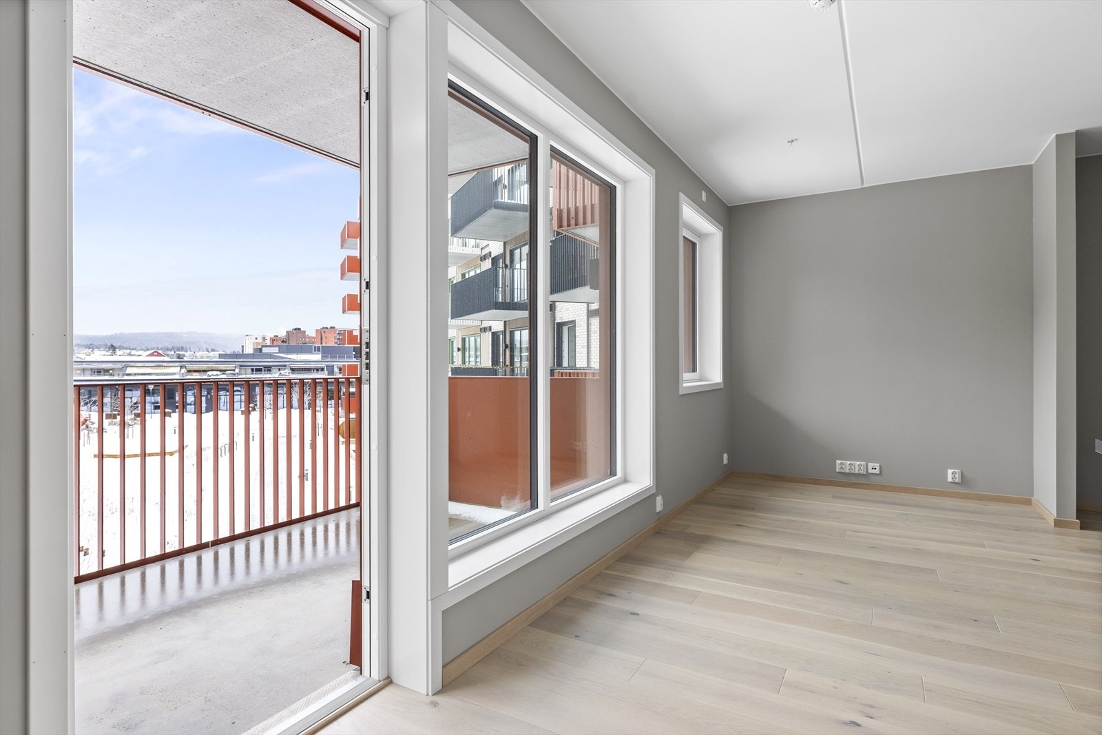 Fra stuen har du direkte utgang til en herlig balkong som fungerer som en fin forlengelse av rommet Galleribilde