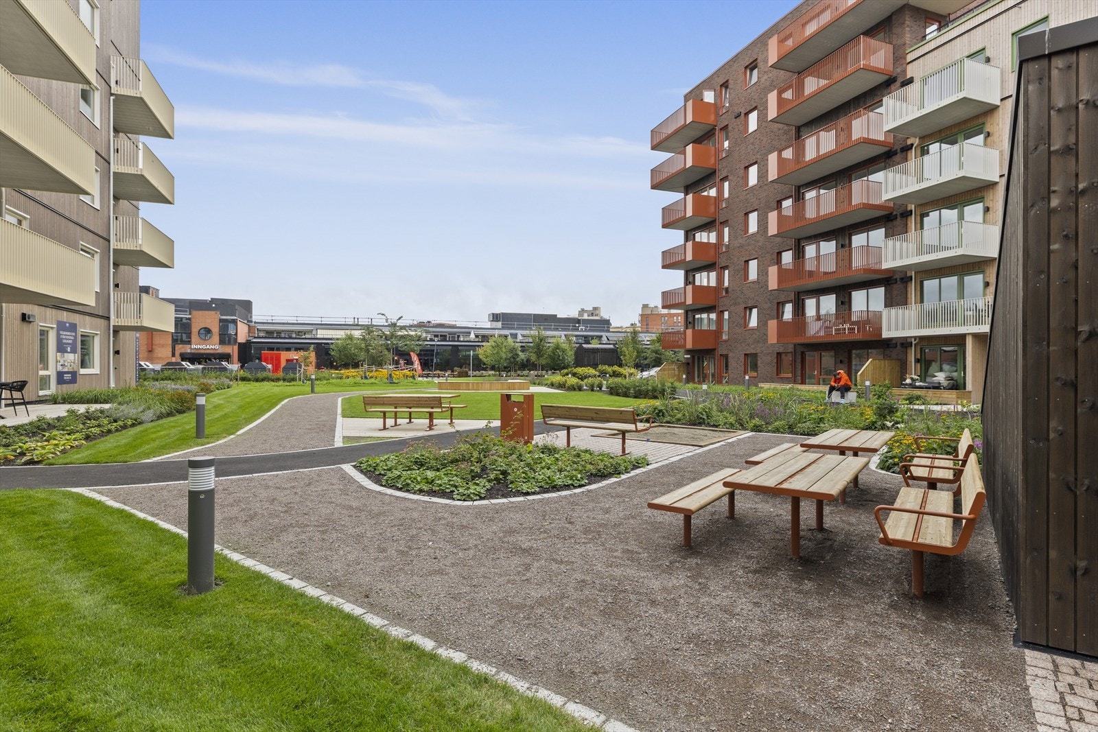 Nærheten til Lørenskog Stasjon gir rask tilgang til både tog- og busstjenester, noe som gjør det enkelt å komme seg til Oslo sentrum på under 20 minutter Galleribilde