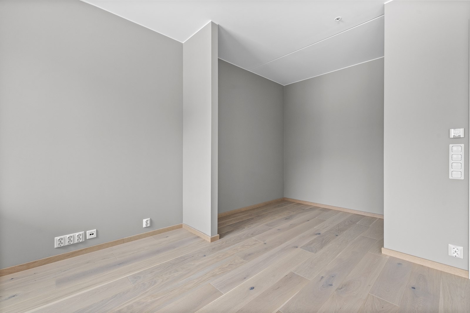 Her har du plass til 180 cm seng med tilhørende nattbord Galleribilde