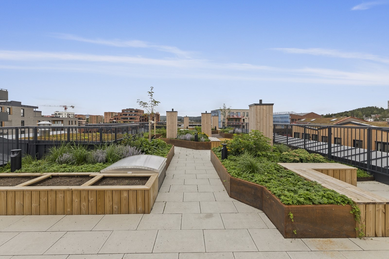 Skårerløkka i Lørenskog er et attraktivt og familievennlig boligområde, som kombinerer ro og naturskjønnhet med moderne fasiliteter og god tilgjengelighet. Galleribilde