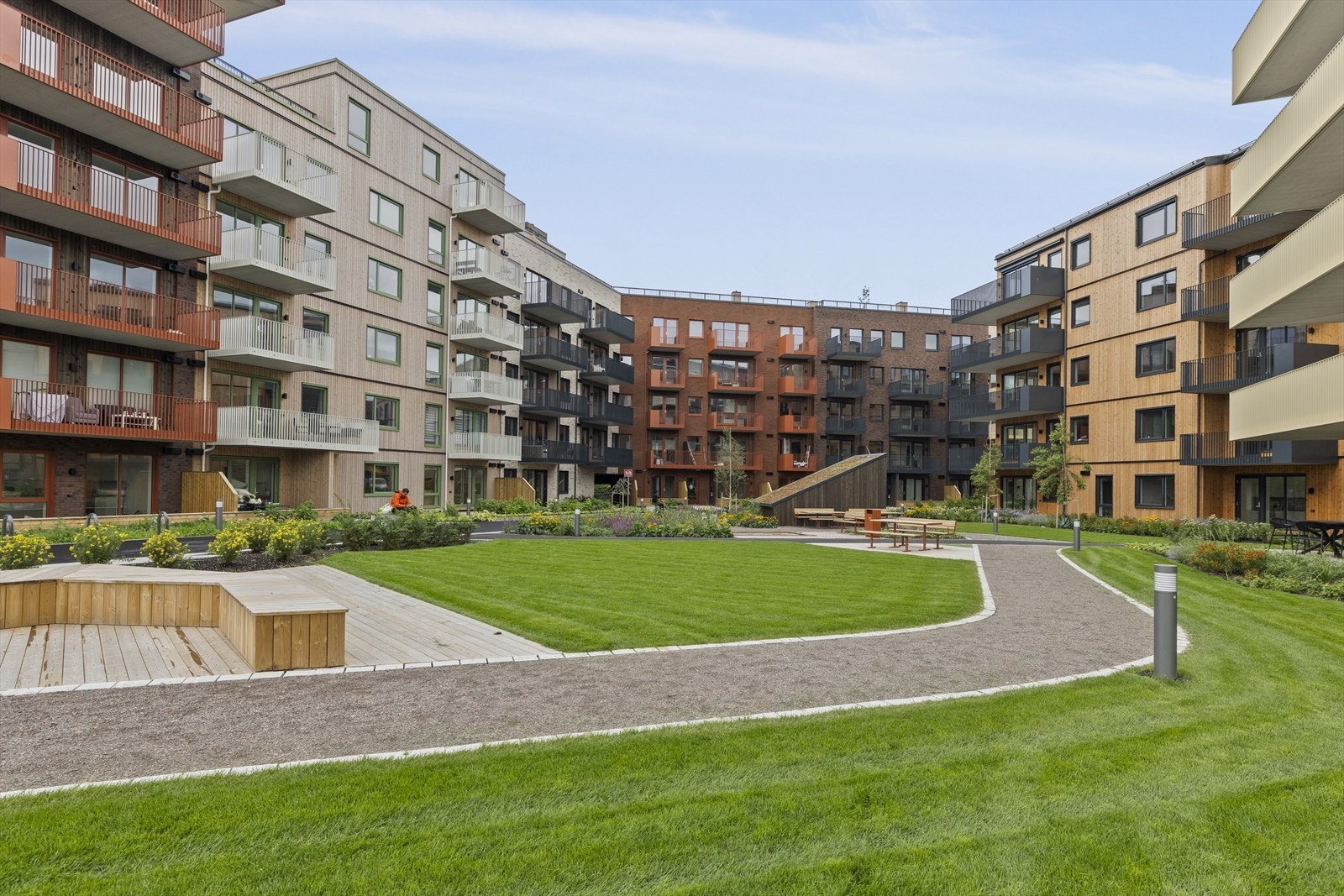 Skårerløkka er dermed det perfekte valget for de som ønsker et moderne, praktisk og rolig sted å bo, med alt man trenger for både arbeid, fritid og familieliv rett i nærheten Galleribilde