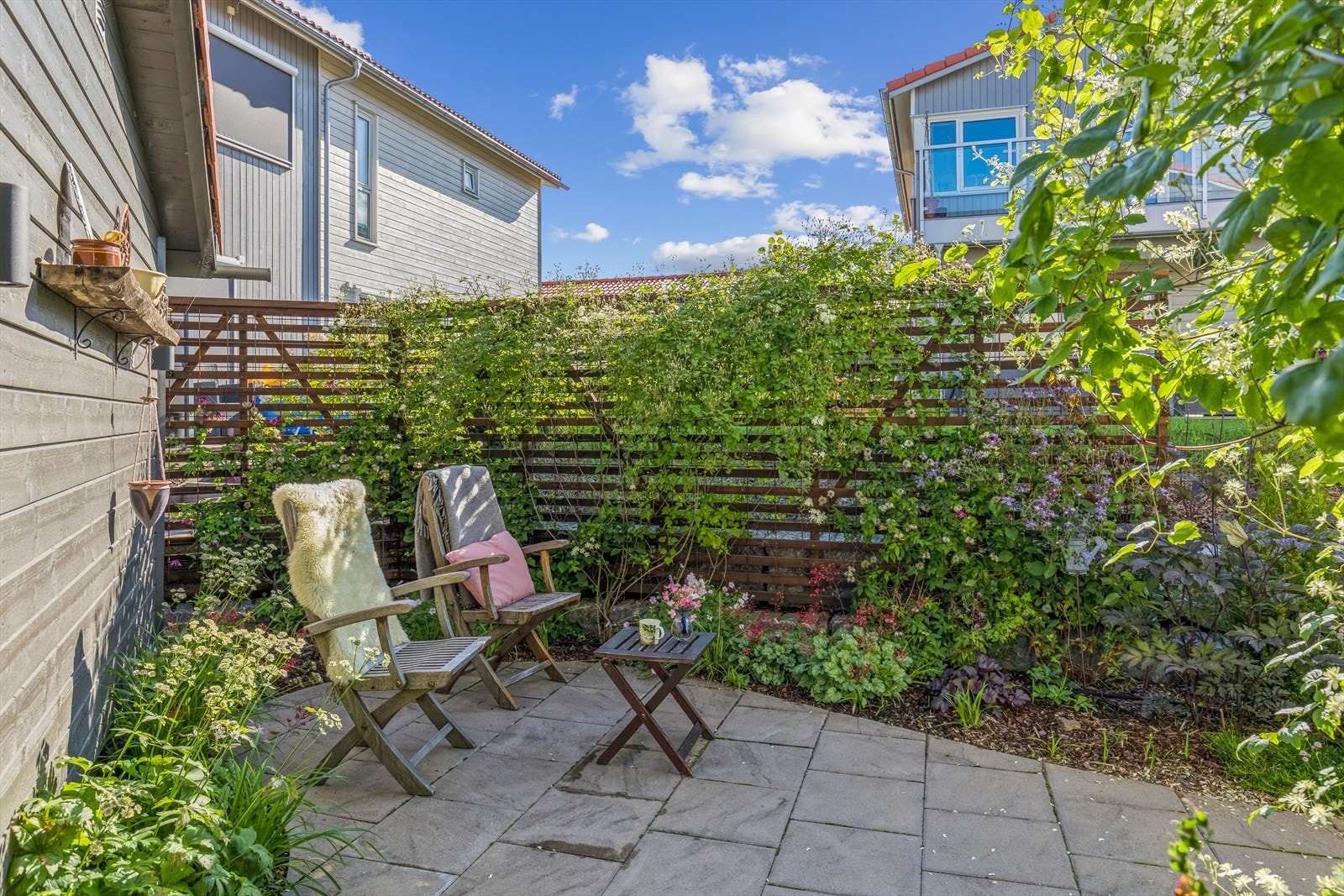 Flere lune og solrike sitteplasser rundt eiendommen -perfekt for å nyte dagen hele året. Fin plass bak garasjen ved inngangspartiet. Galleribilde