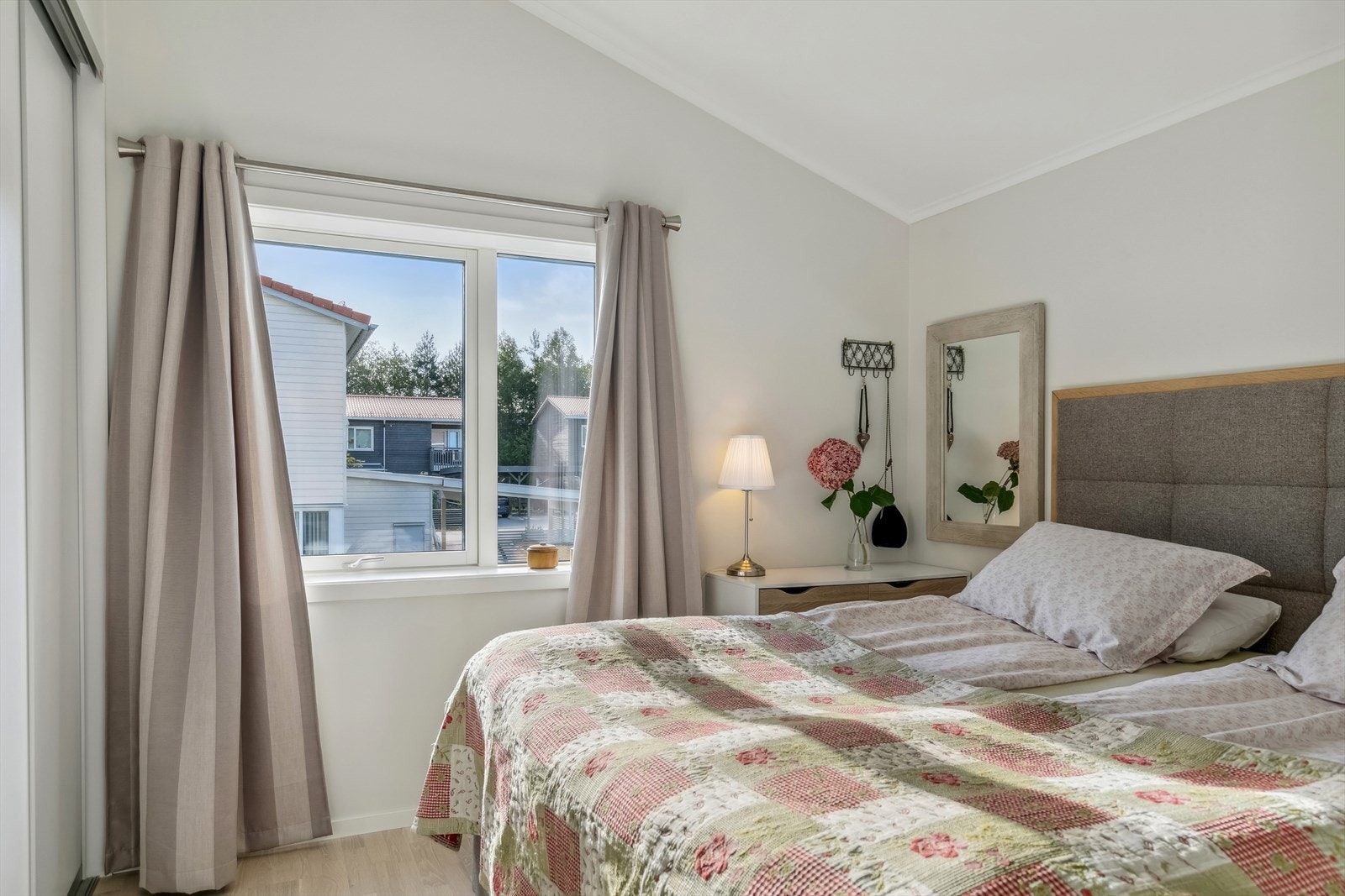 Soverommet har praktisk skyvedørsgarderobe. og god plass til dobbeltseng. Galleribilde