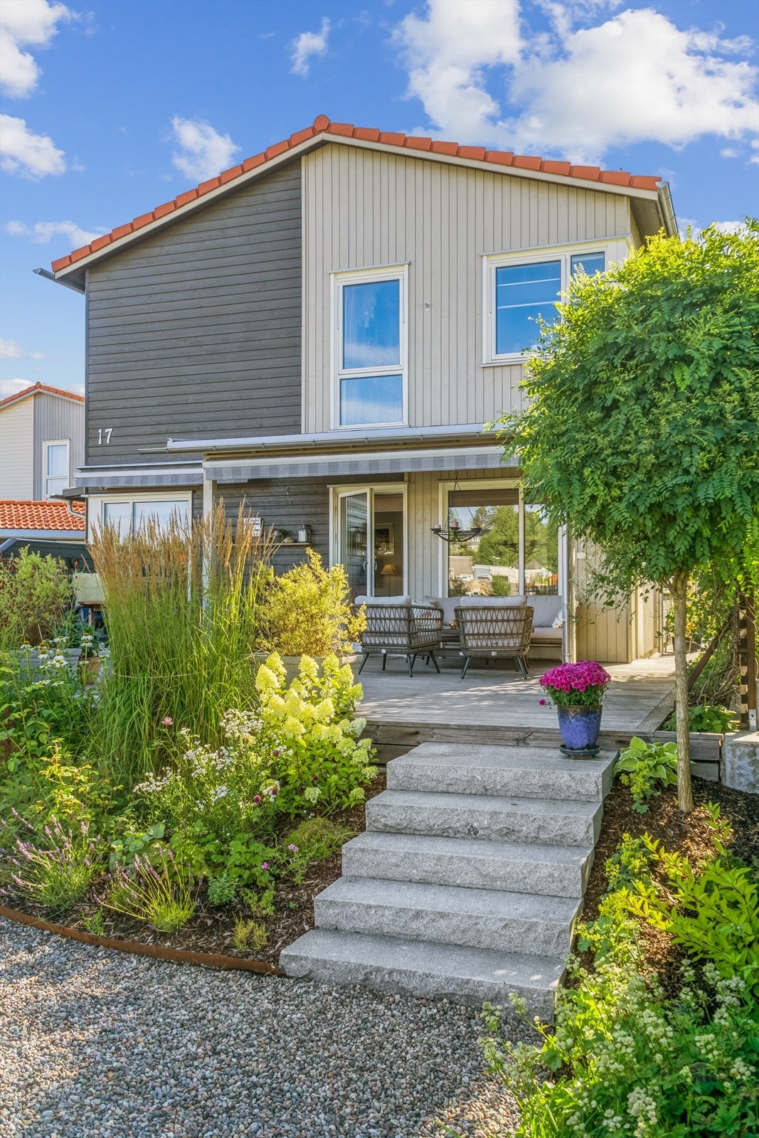 Beplantningen består av en kombinasjon av prydbusker, stauder, prydgress og sesongblomster Galleribilde