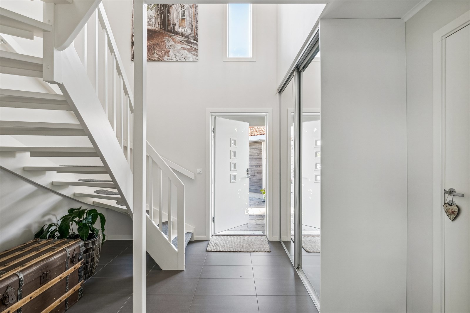 Velkommen inn! Boligen har en meget innbydende entré/ hall med trapp og skyvedørsgarderobe. Galleribilde