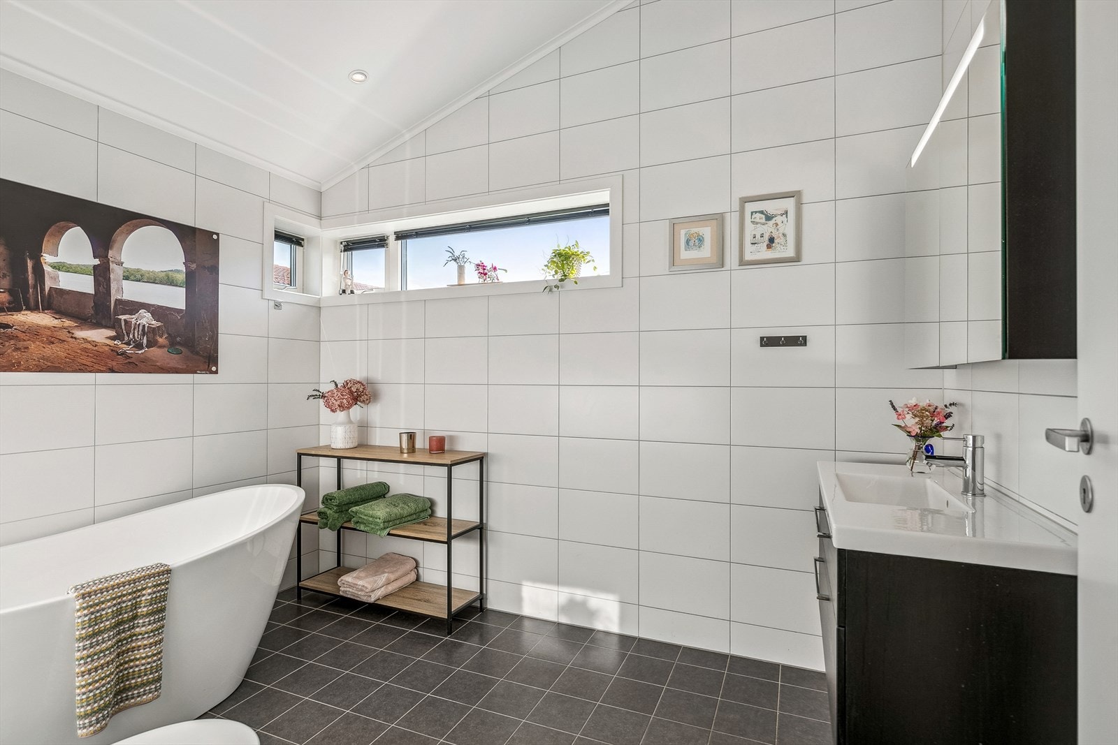 Et bad utenom det vanlige, med ekstra generøs himling også her. Galleribilde