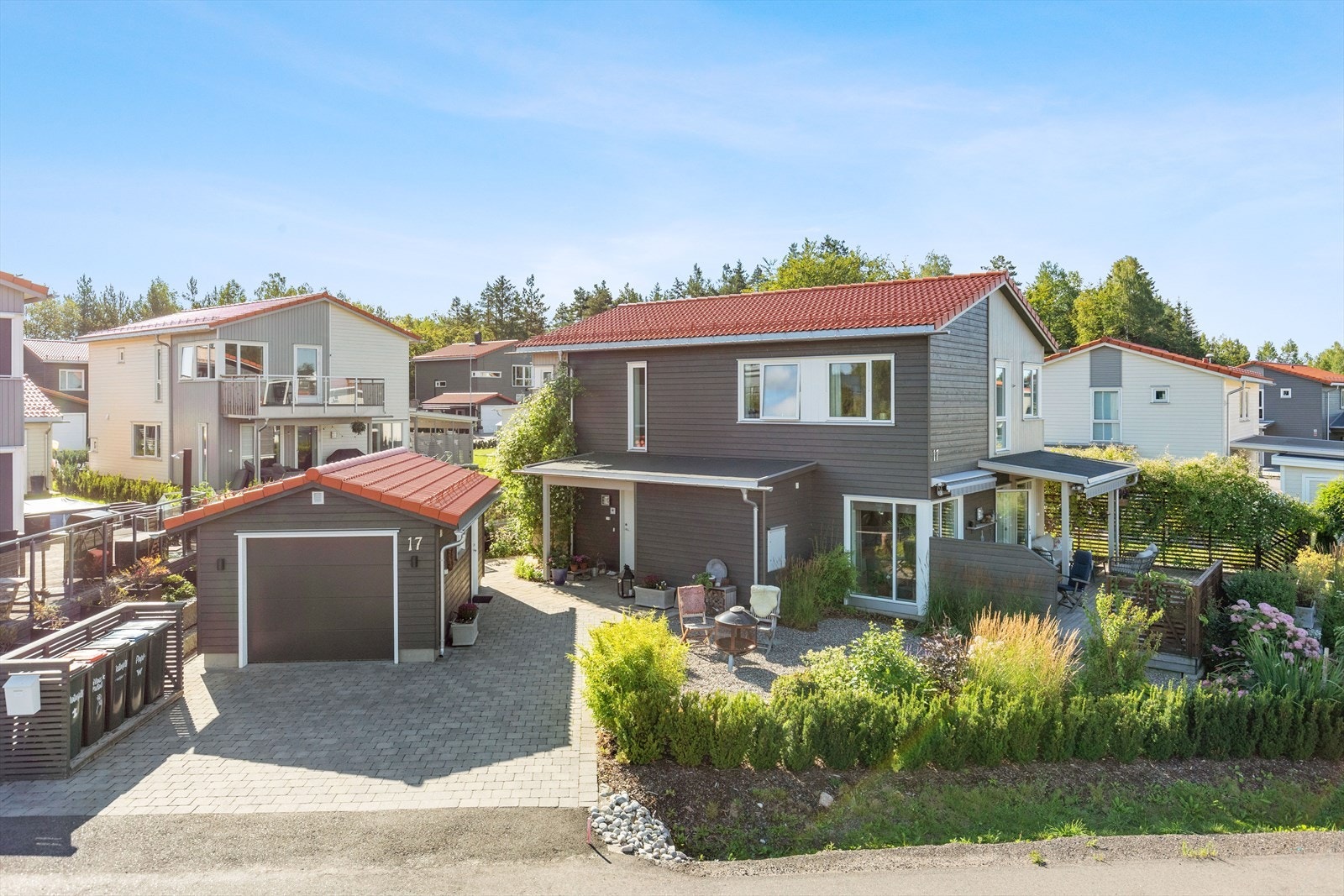 Dette er en nydelig enebolig fra 2018, med hyggelig beliggenhet på Bekkeløkka / Vear. Galleribilde