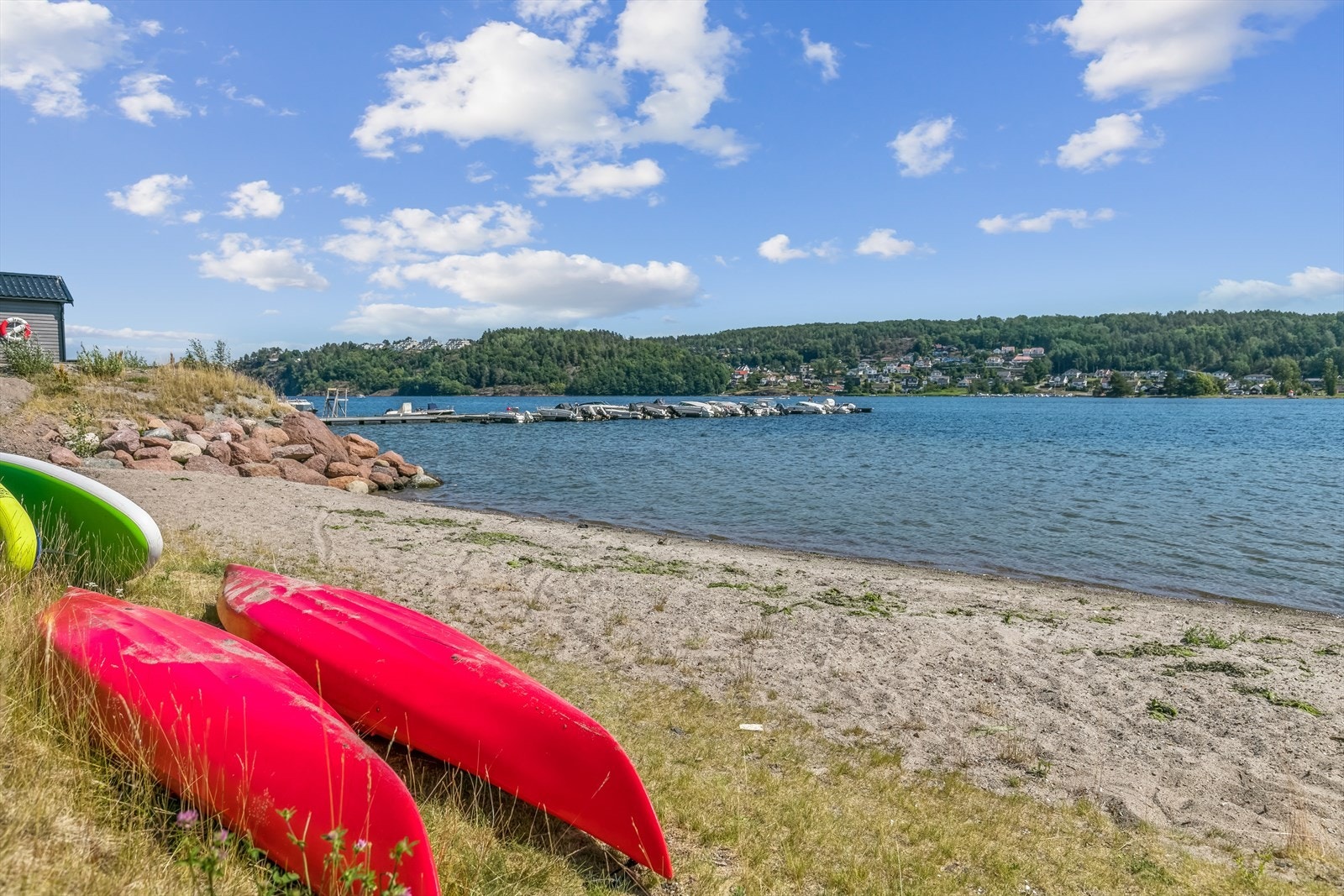 Området byr på flotte tur- og rekreasjonsmuligheter, med kort vei til både skog og sjø. Galleribilde