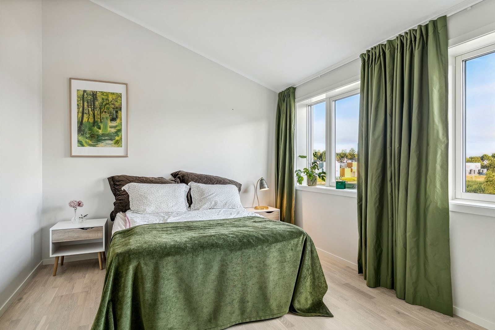 God plass til dobbeltseng og garderobe også på dette rommet. Soverommet er i dag malt i fargen Raw Canvas fra Jotun (malt etter bildene ble tatt). Galleribilde