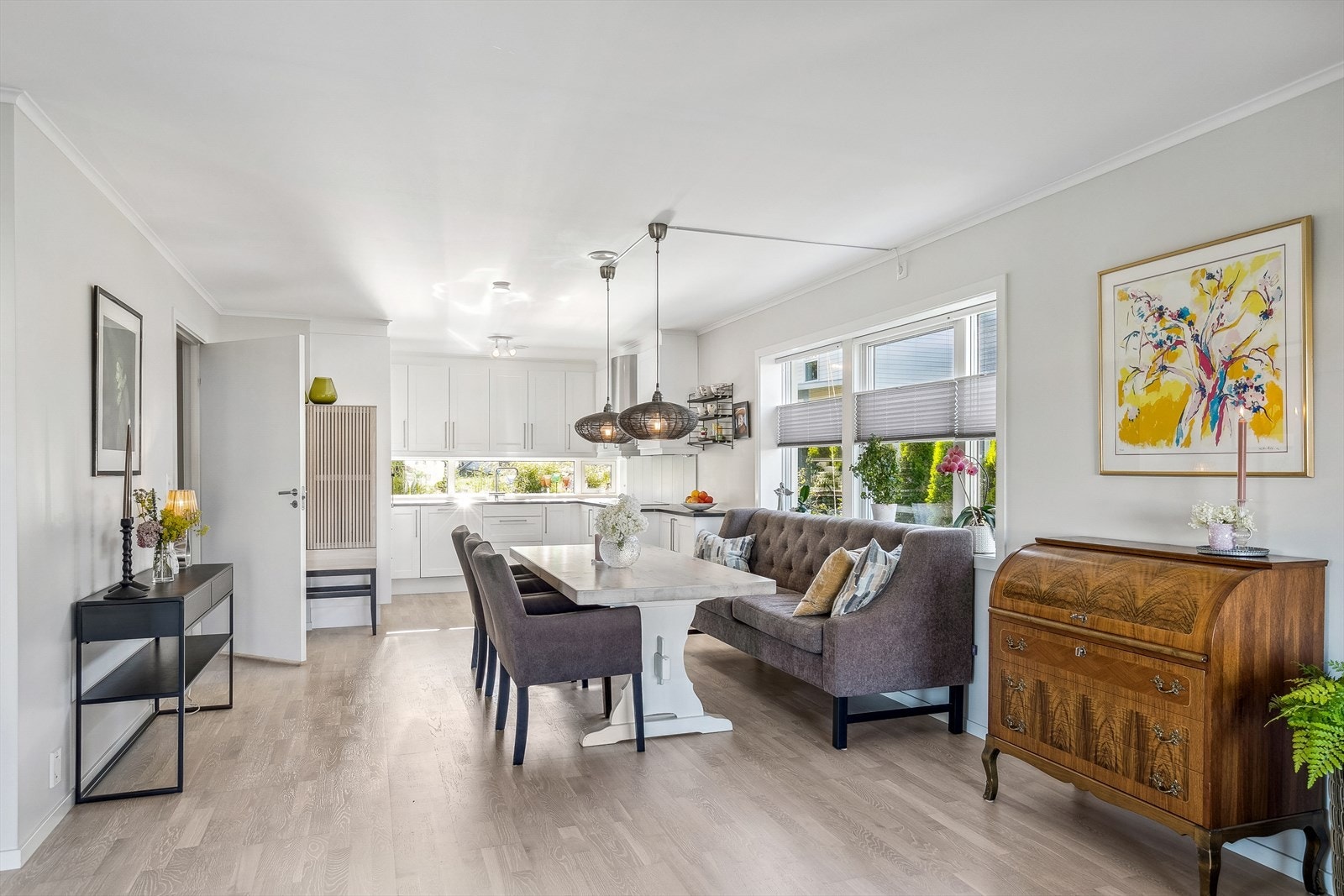 Åpen løsning i 1. etasje med stue og kjøkken. Galleribilde