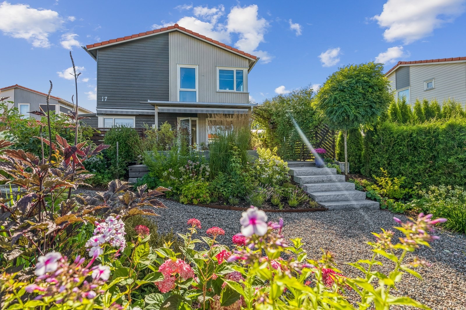 Velkommen til dette koselige nabolaget! Her bor du i et nyere og hyggelig boligfelt i barnevennlige og rolige omgivelser. Galleribilde