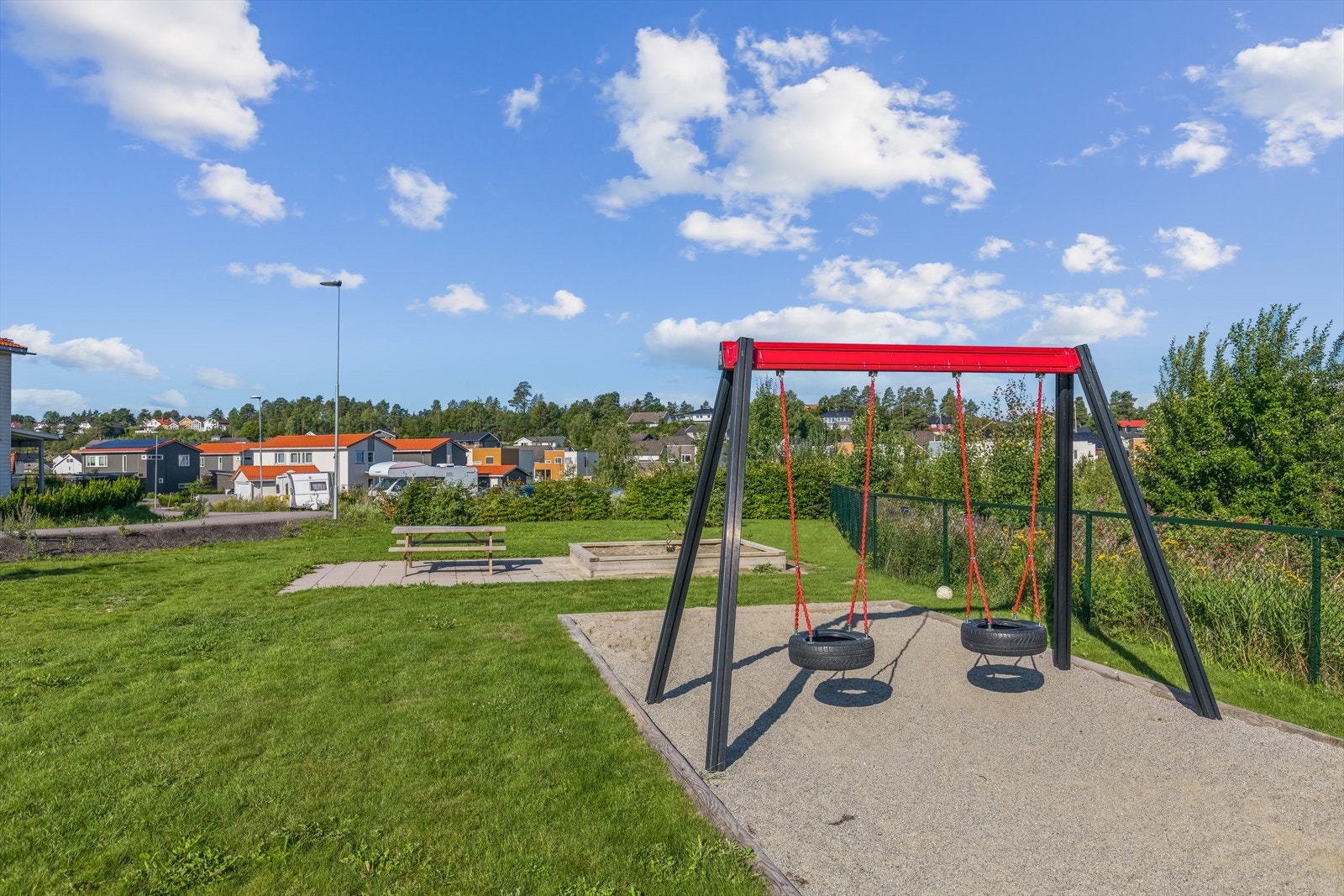 Flott lekeplass i nærområdet - et trygt og morsomt sted for de minste. Galleribilde