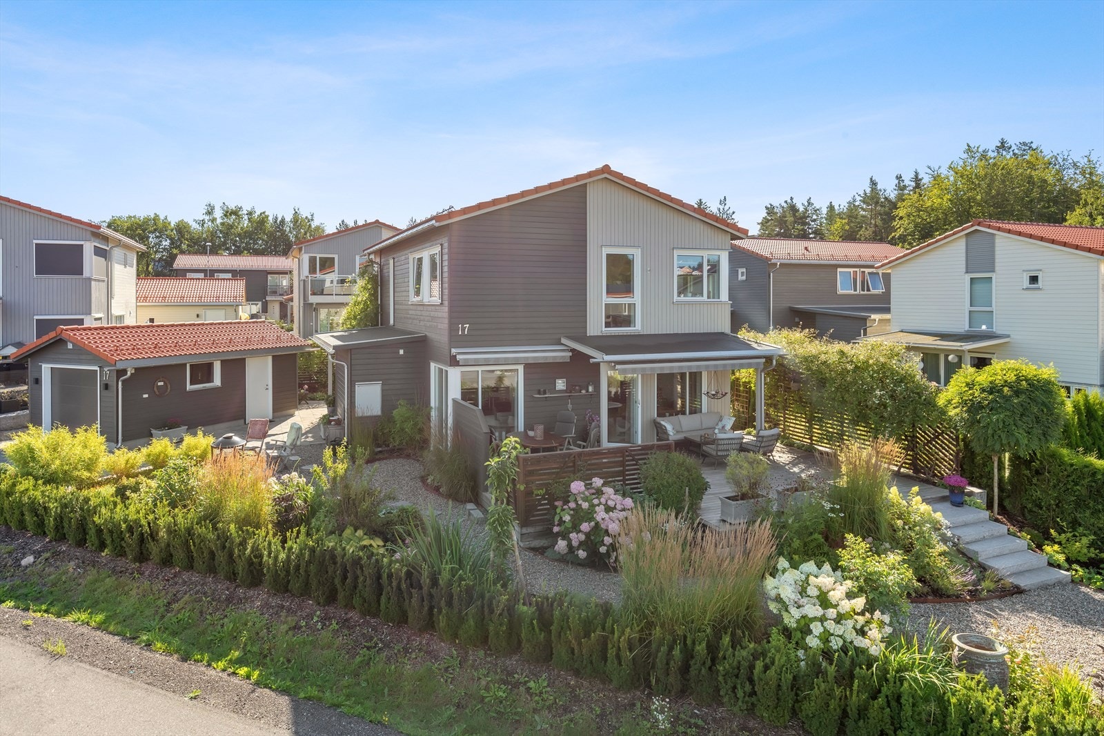 Boligen har garasje fra 2022 med steinsatt gårdsplass og nydelig opparbeidede utearealer. Galleribilde