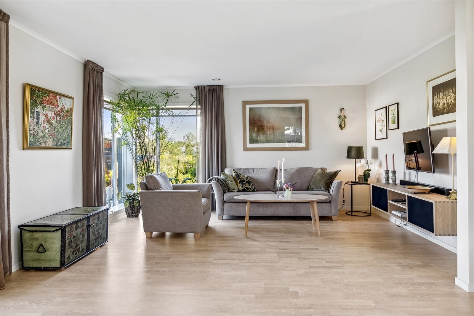 Veggen bak tv er i dag malt i fargen Green Leaf fra Jotun (malt etter bildene ble tatt). Galleribilde