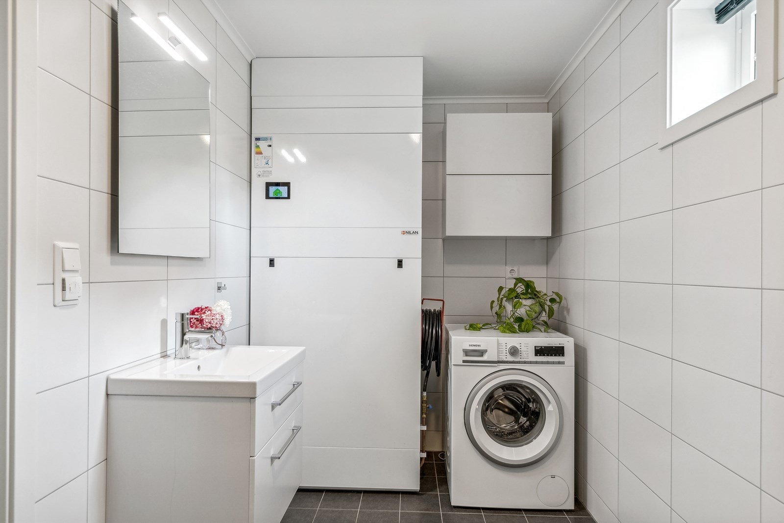 Baderommet i 1.etasje har praktisk opplegg for vaskemaskin. Galleribilde