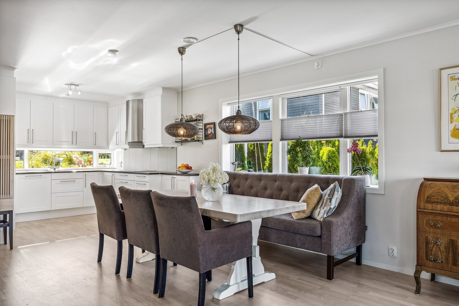 I tilknytning til kjøkkenet er det plass til langbord. Det er montert plisse-garderiner som medfølger boligen ved salg og som kan dras opp/ned etter ønske. Galleribilde