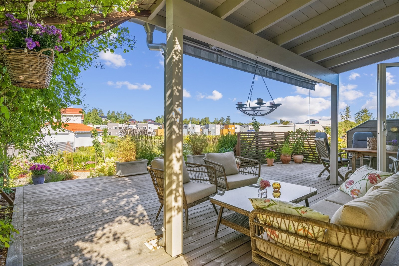 Delvis overbygget terrasse som kan nytes selv på dager med skiftende vær. Galleribilde