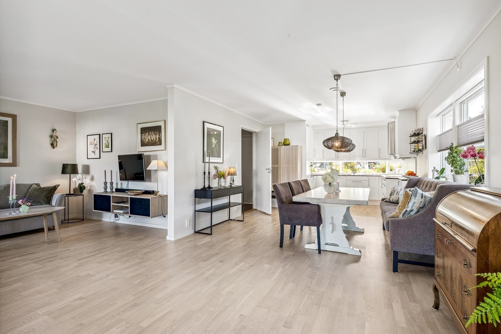 Boligen holder en gjennomgående god standard med lyspigmentert parkett på gulvene, slette overflater og tidløse fargevalg. Galleribilde