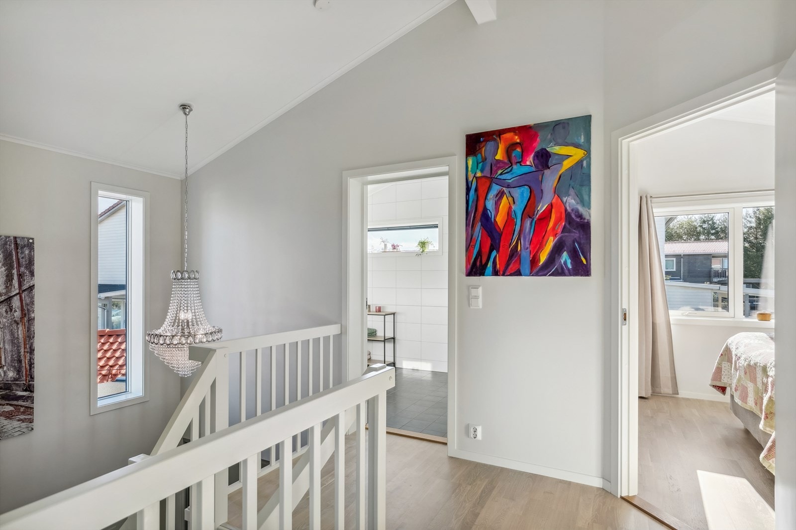 Velkommen opp til 2. etasje! Her ligger 2 soverom, bad og stue nummer to. Galleribilde