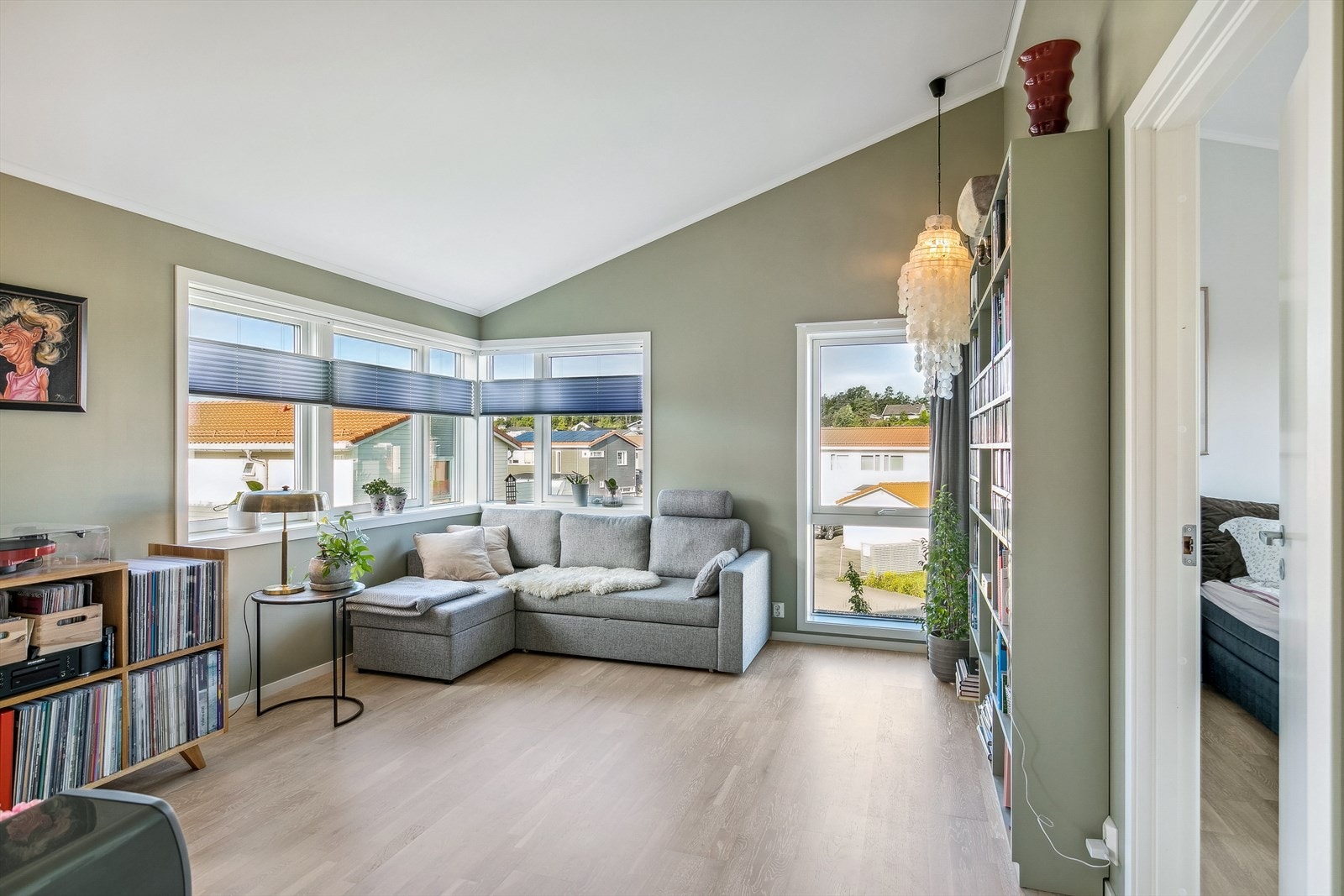 Et flott allbruksrom som i dag har vært innredet til kombinert TV-stue, musikkrom og bibliotek. Rommet har ekstra lydisolering. Galleribilde