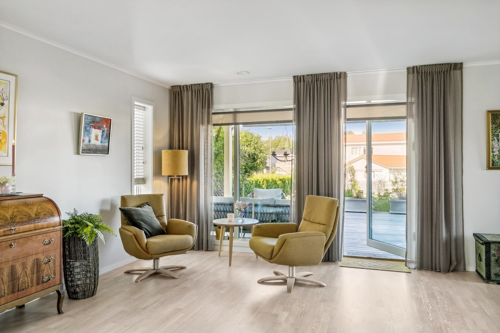 De store vinduene i alle rom sørger for rikelig med naturlig lys og en lun og innbydende atmosfære. Galleribilde