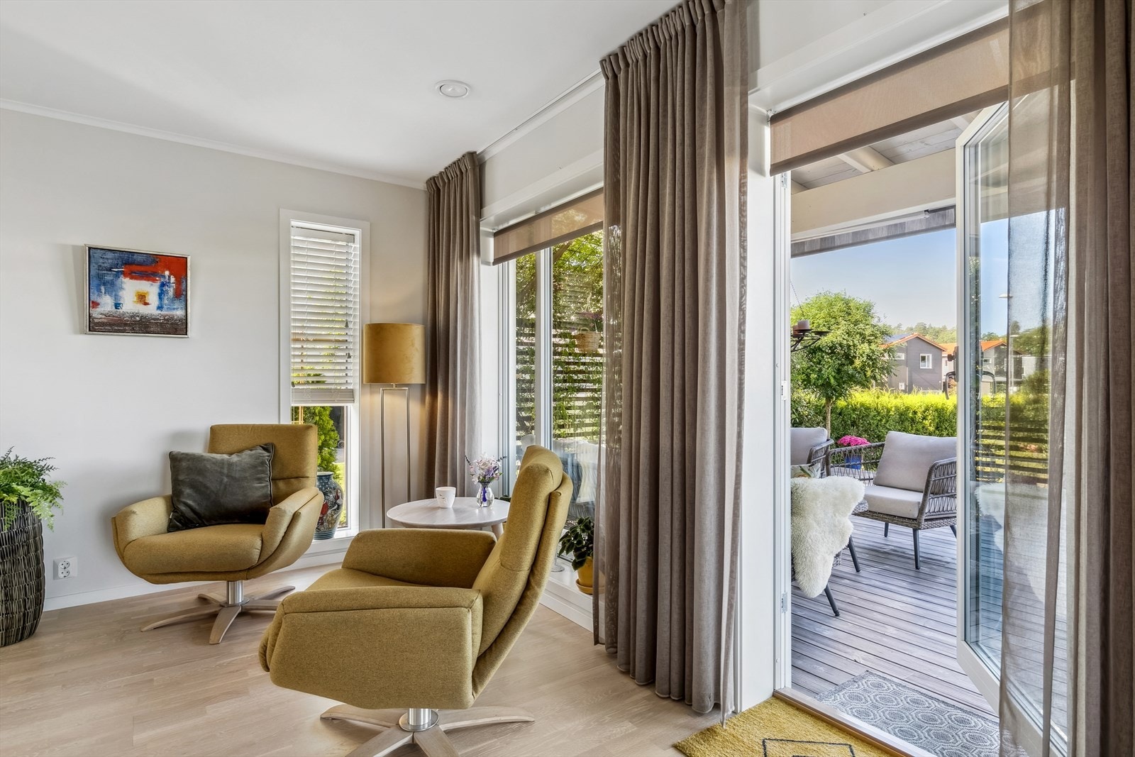 Fra stuen er det utgang til boligens solrike terrasse. Galleribilde