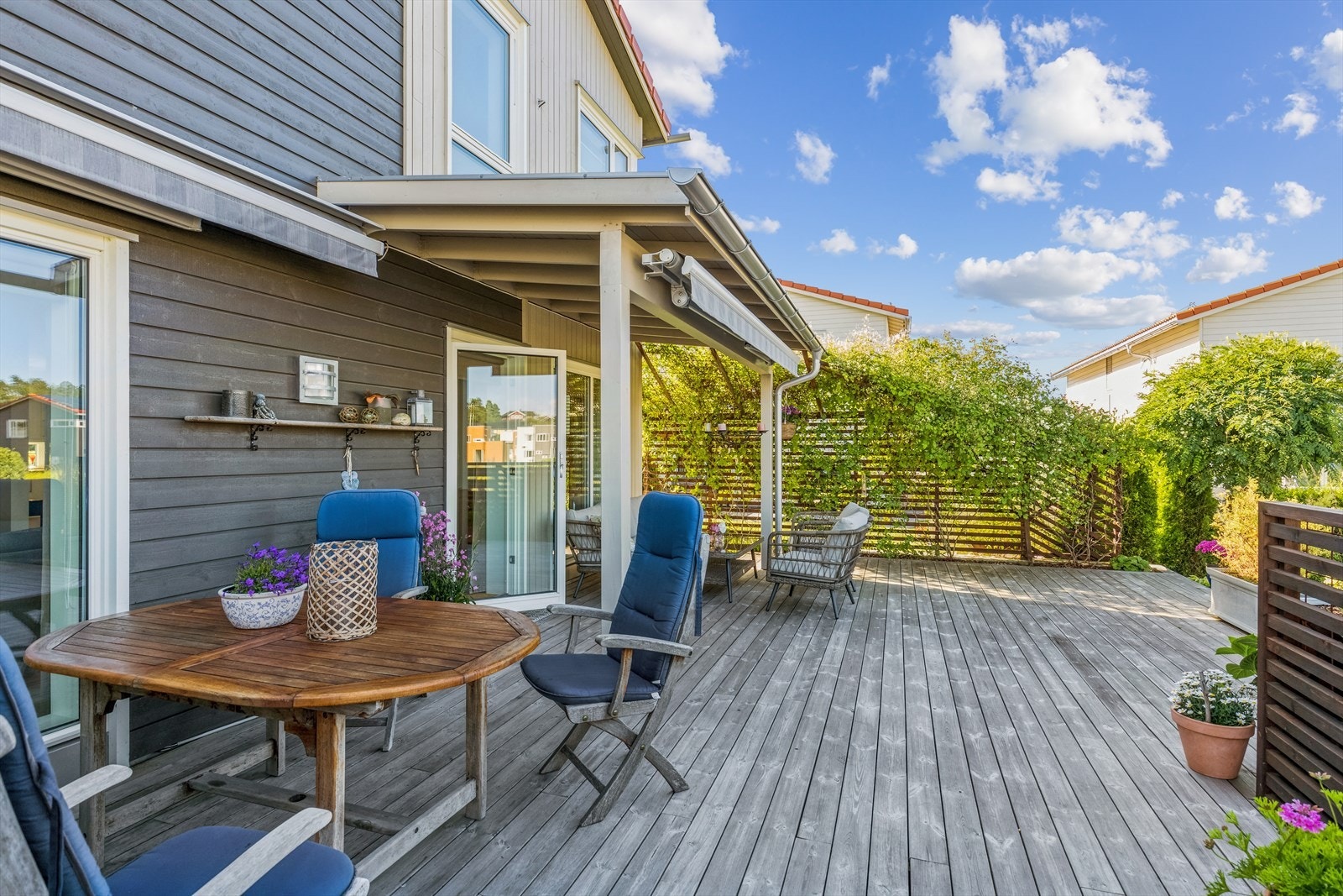 Boligen har fine utearealer med gode solforhold og møbleringsmuligheter. Terrasen er vestvendt med sol gjennom hele dagen og til kveld. Galleribilde