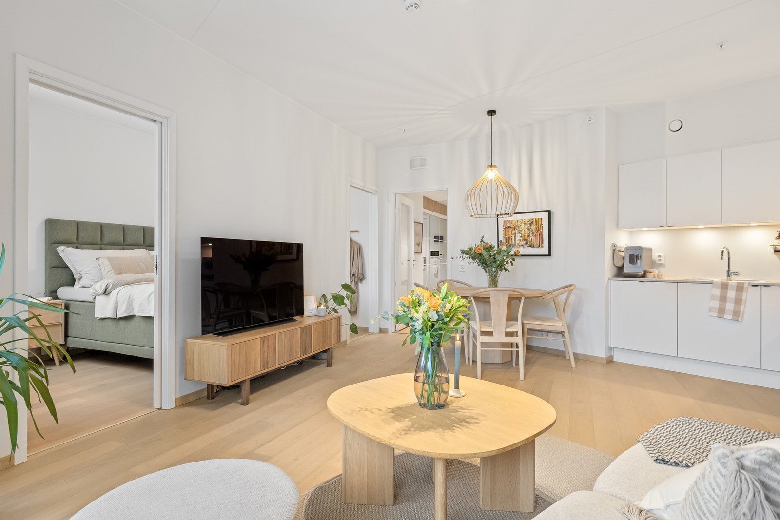 Gulvene er belagt med enstavs parkett, og boligen har vannbåren gulvvarme i stue/kjøkken, soverom, bad, entré og omkledningsrom Galleribilde