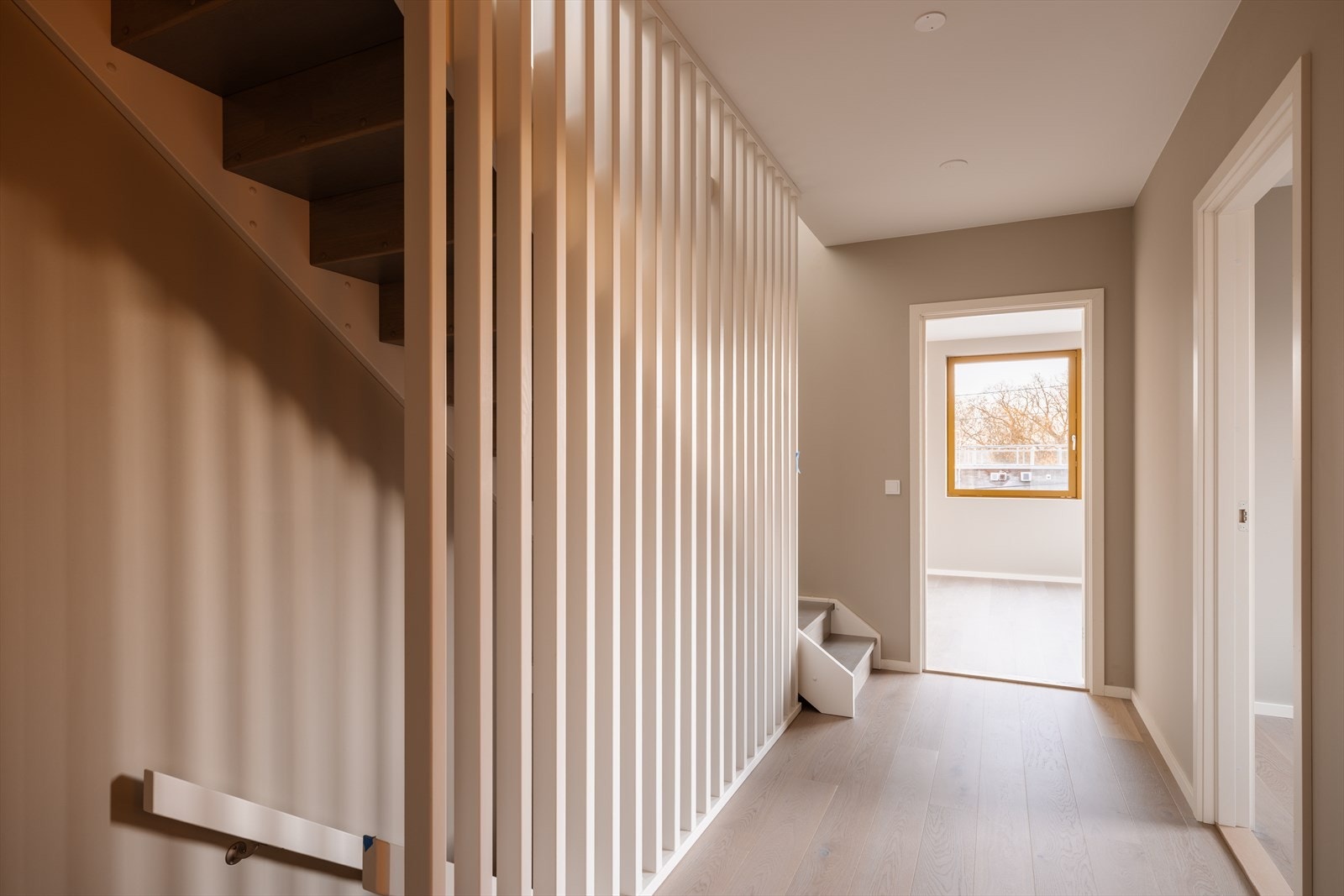 Gang i mellometasje. TV-stue rett frem Galleribilde