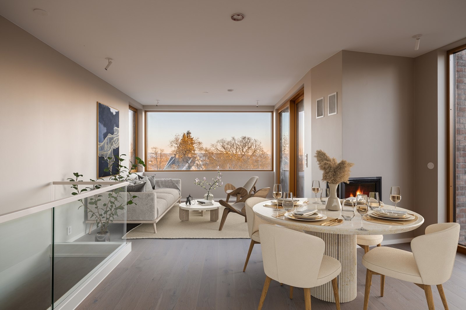 Lys stue med store vinduer og flott utsikt Galleribilde