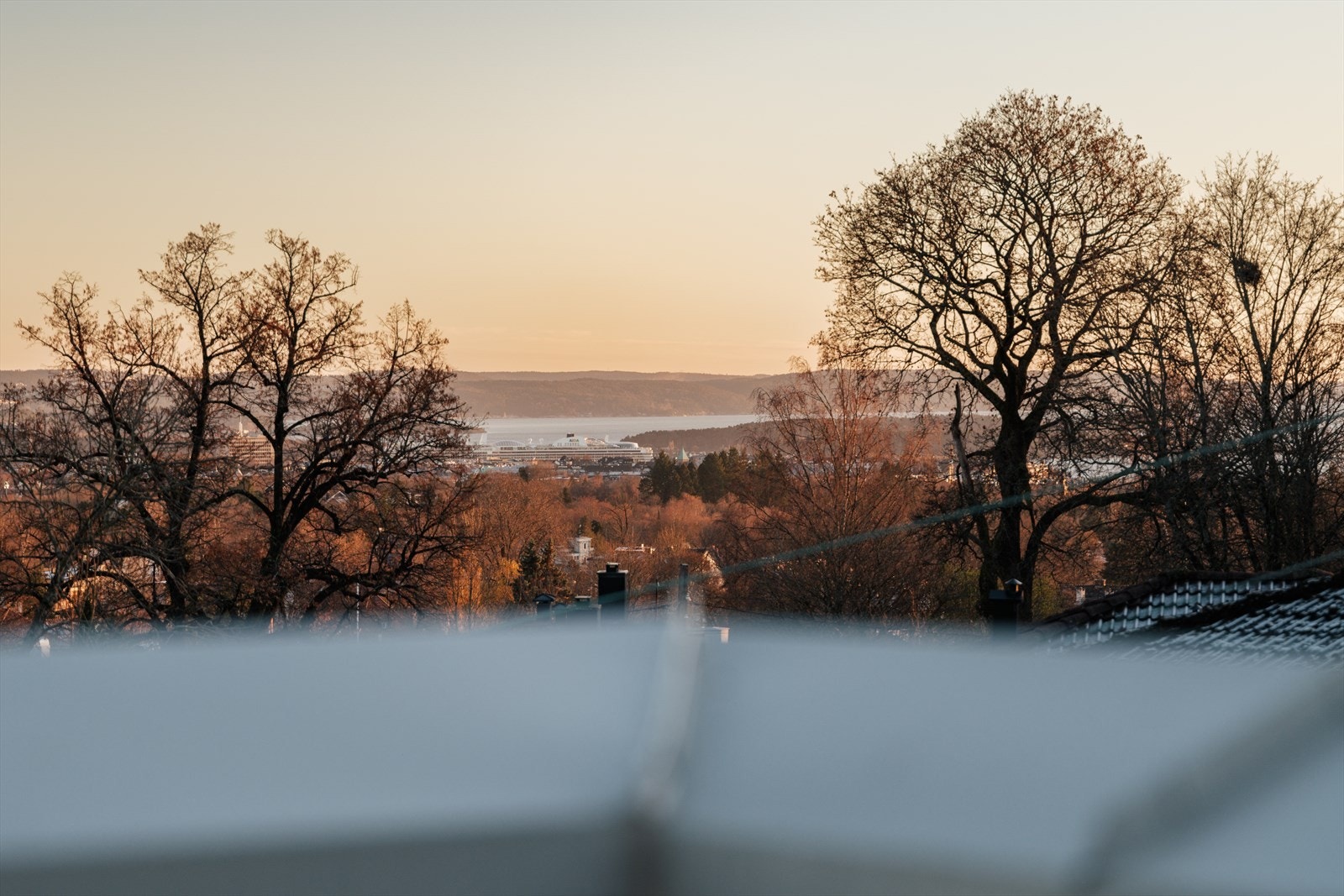 Utsikt fra øvre plan (stue/kjøkken/balkong/hage) Galleribilde