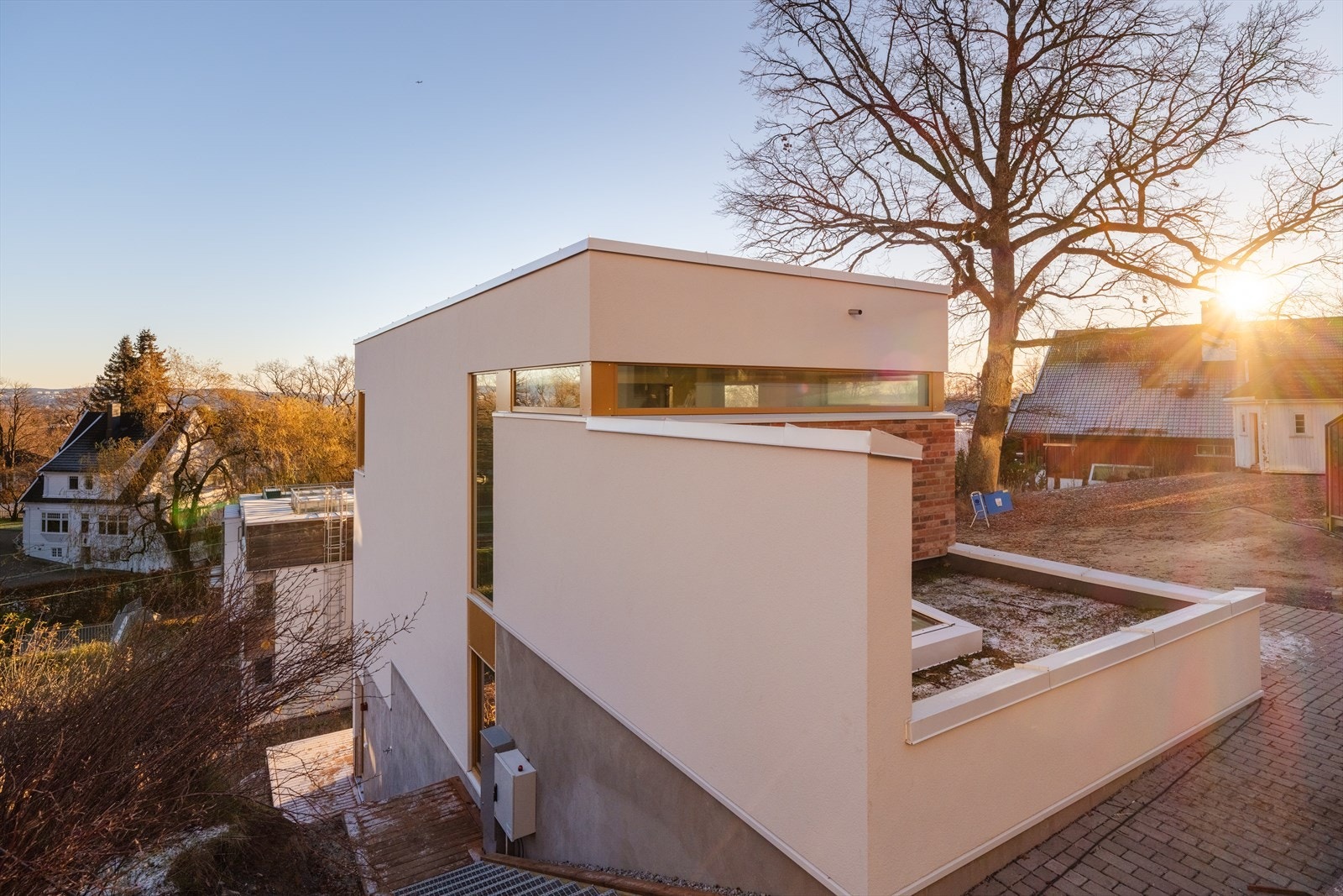 Trapp ned til hybel - hage til høyre Galleribilde