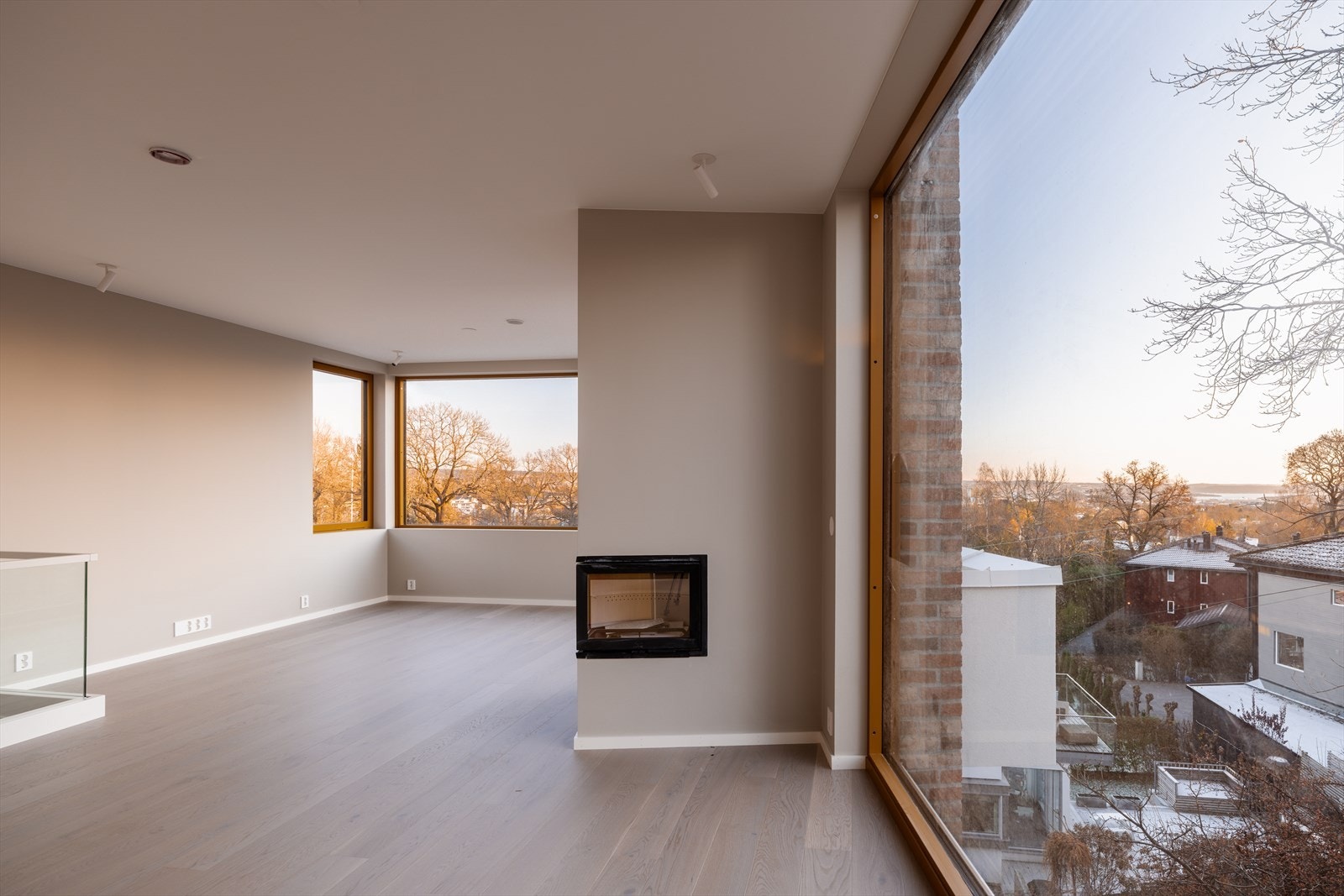 Store vinduer slipper inn mye lys og gir flott utsikt. Galleribilde