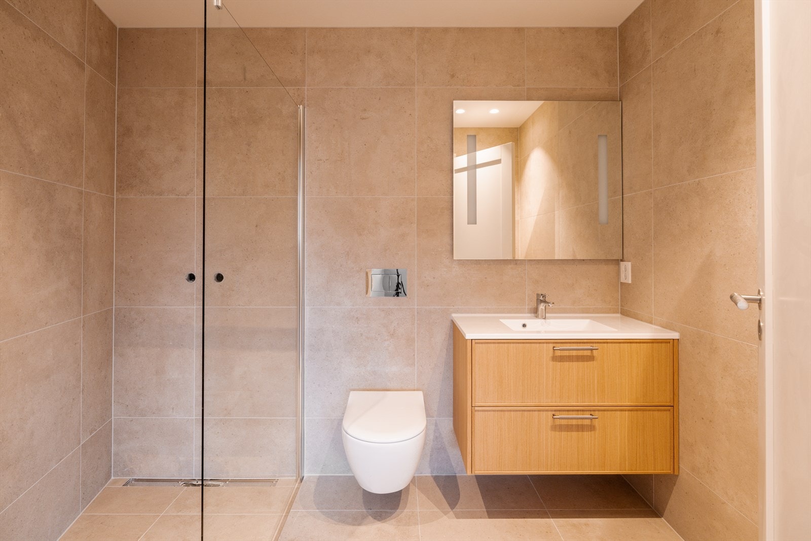 Dusjbad til gjester i mellometasje og i underetasje (hybel) Galleribilde