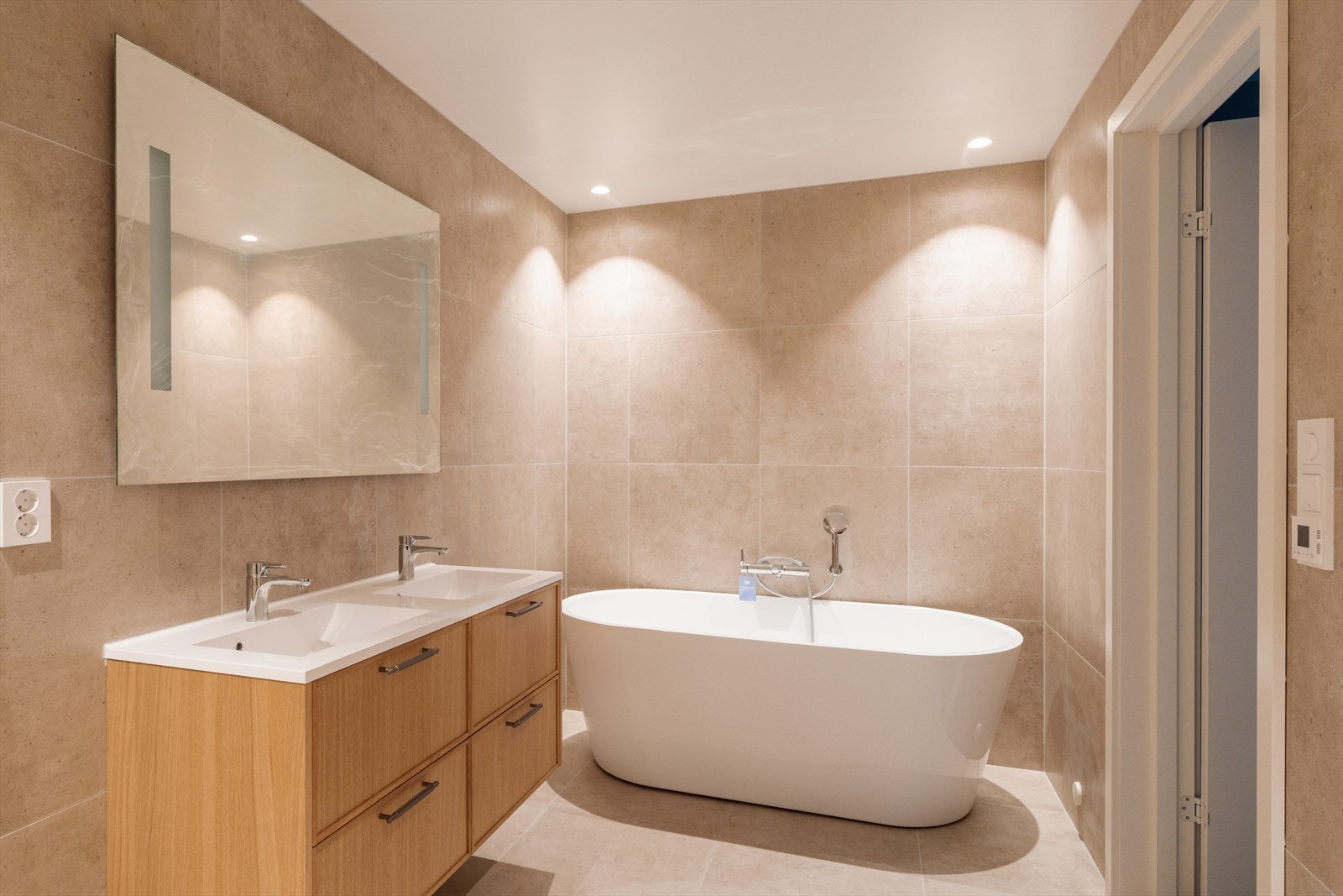 Eget dusjbad til hovedsoverom. Både dusj og badekar Galleribilde